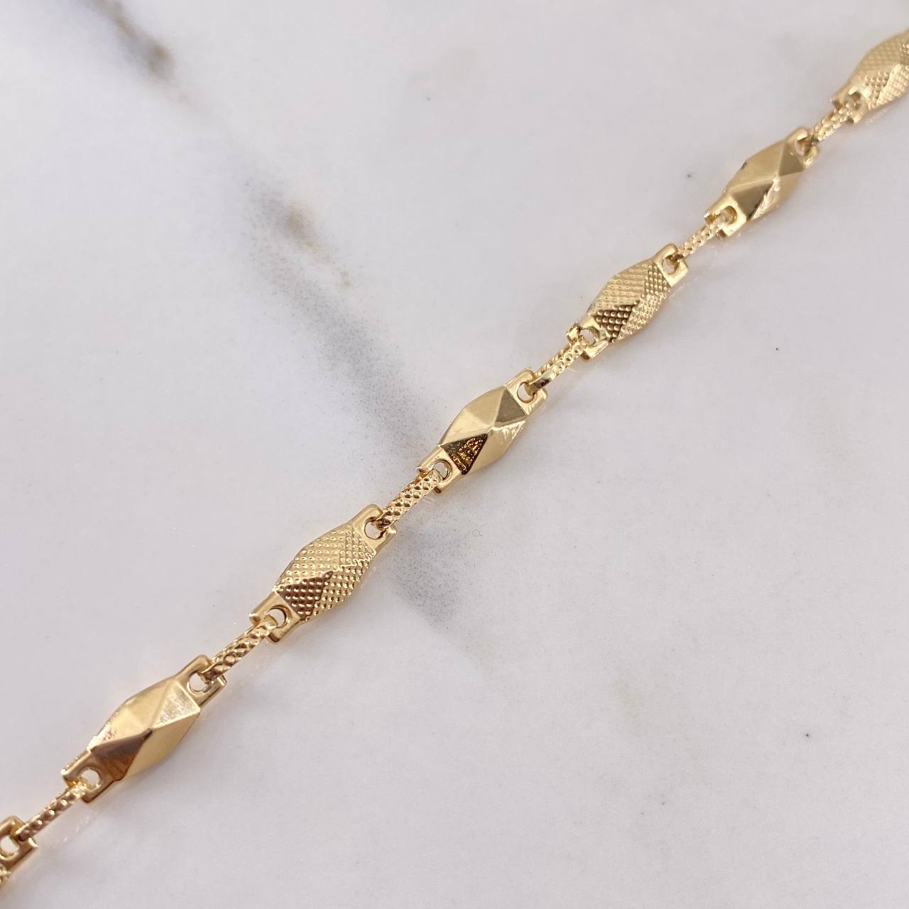 Pulso Rustico Rombos 4.1gr / 20.6cm / 4.6mm Punteado Oro Amarillo 18K $