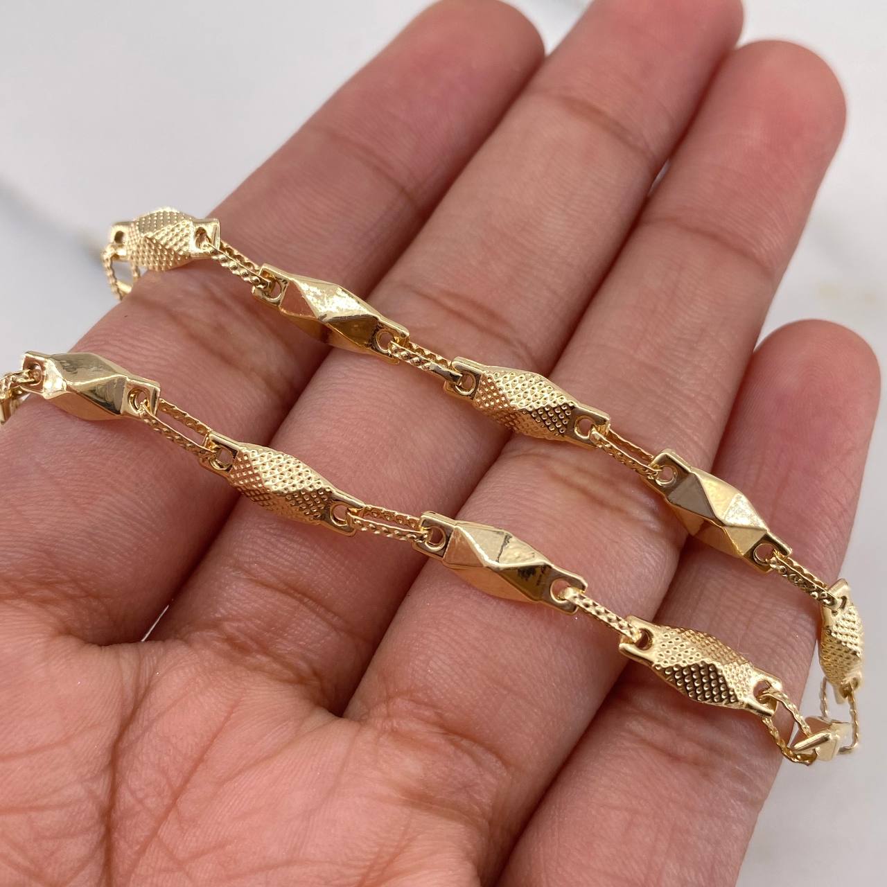 Pulso Rustico Rombos 4.1gr / 20.6cm / 4.6mm Punteado Oro Amarillo 18K $