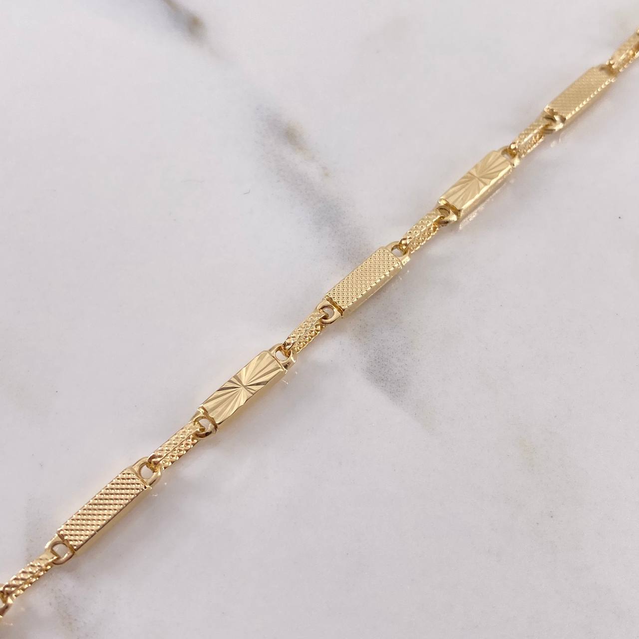 Pulso Rustico Rectangular 4.4gr / 21.4cm / 3.2mm Diamantado Oro Amarillo 18K $
