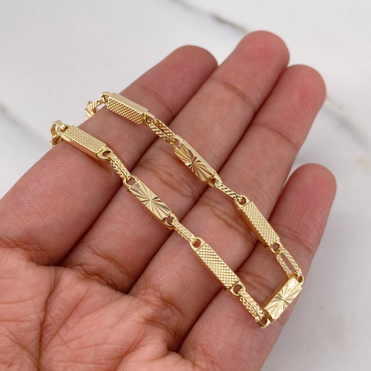 Pulso Rustico Rectangular 4.4gr / 21.4cm / 3.2mm Diamantado Oro Amarillo 18K $