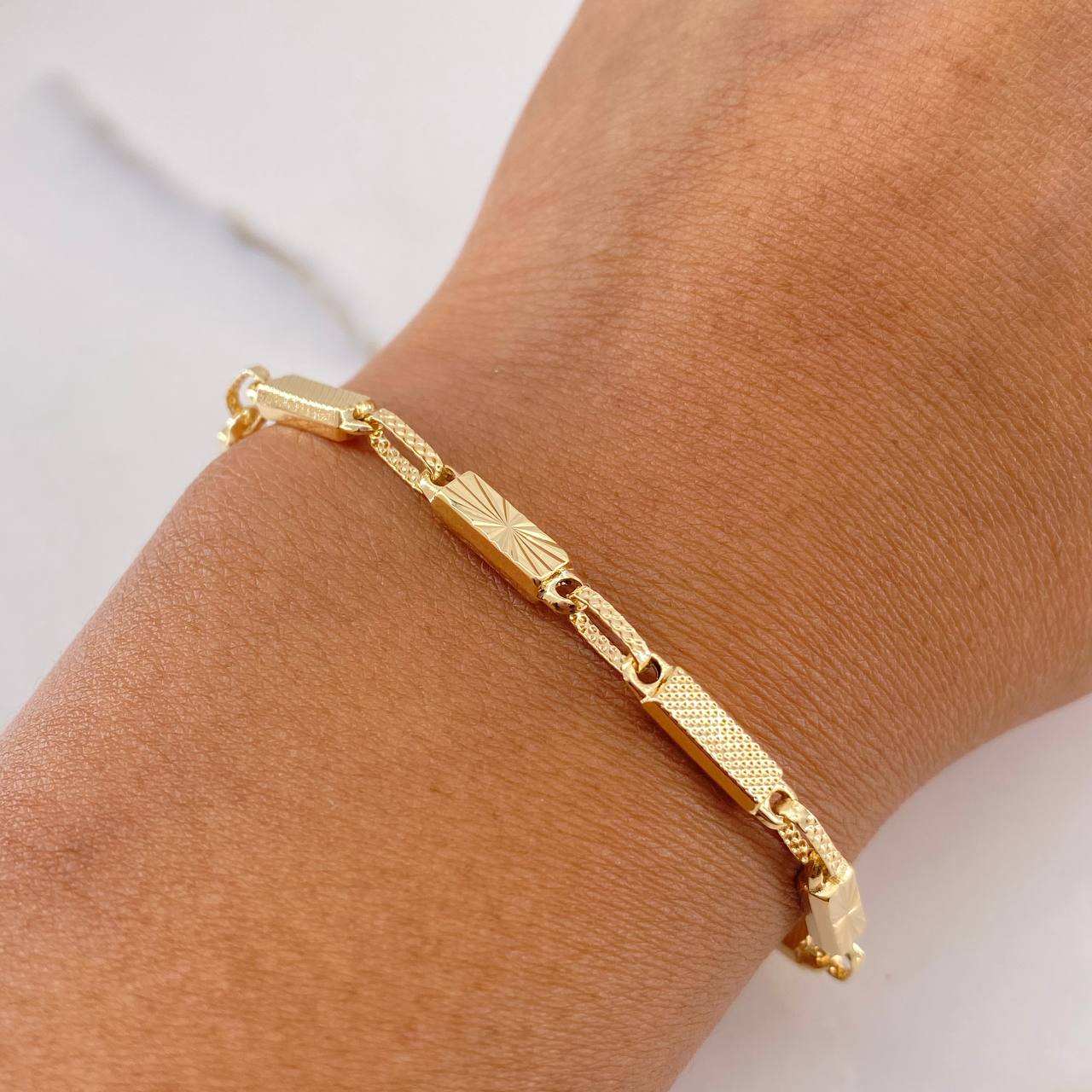 Pulso Rustico Rectangular 4.4gr / 21.4cm / 3.2mm Diamantado Oro Amarillo 18K $