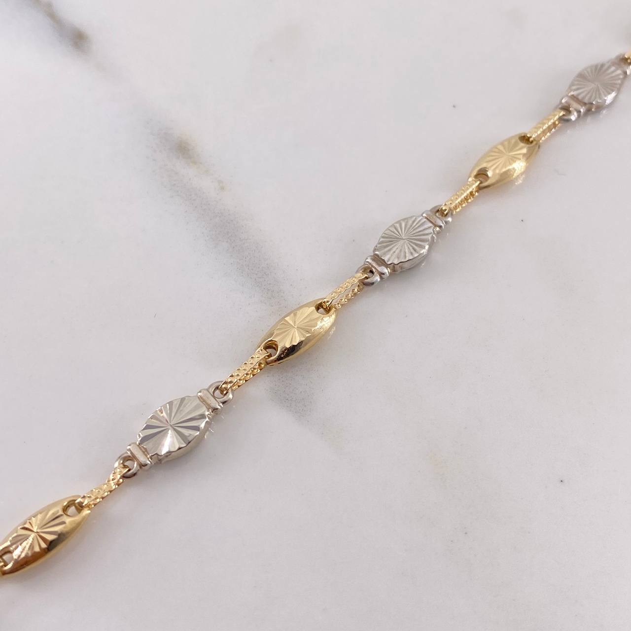 Pulso Rustico Eslabon 4.75gr / 20.7cm / 5.2mm Diamantado Dos Oros Amarillo Blanco 18K $