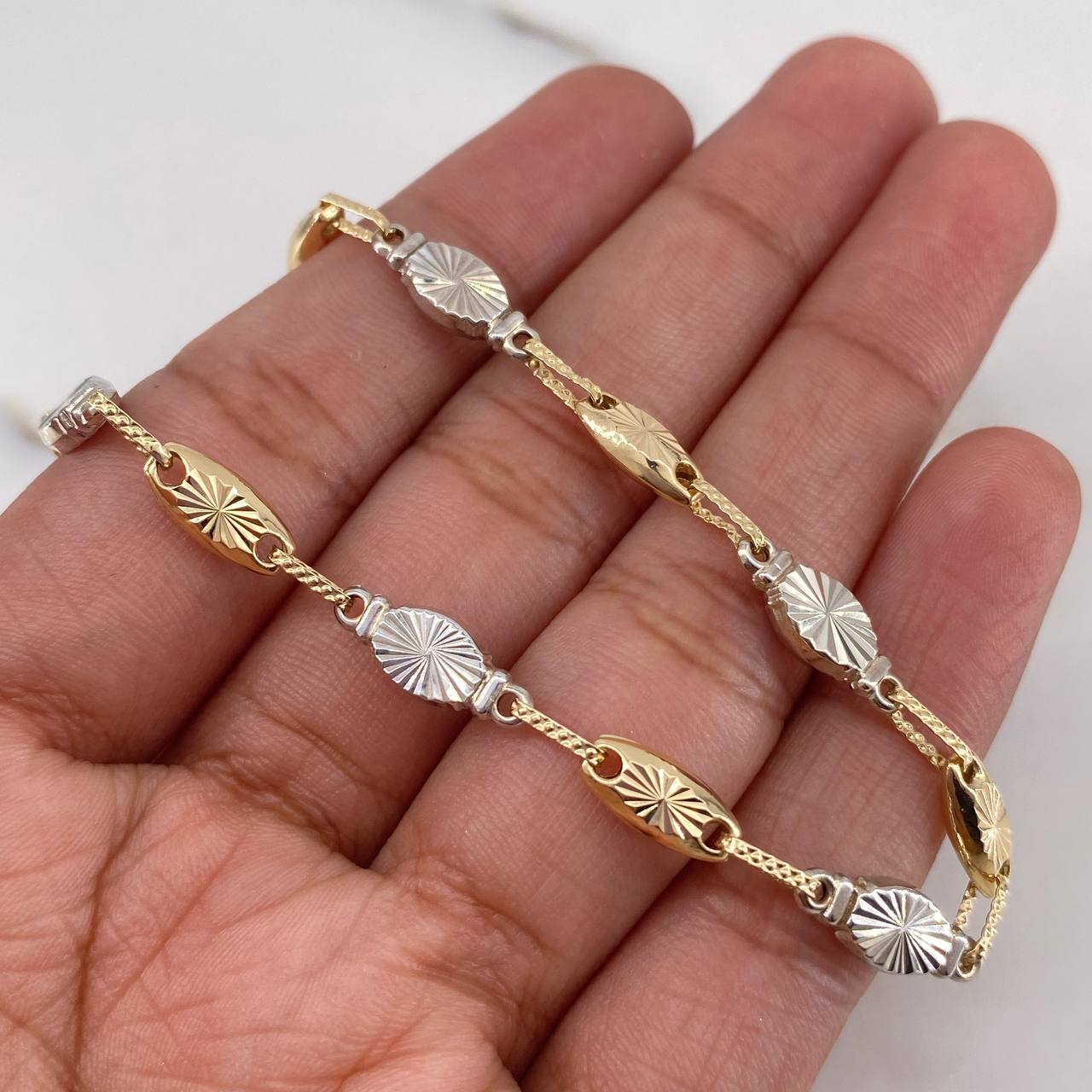 Pulso Rustico Eslabon 4.75gr / 20.7cm / 5.2mm Diamantado Dos Oros Amarillo Blanco 18K $