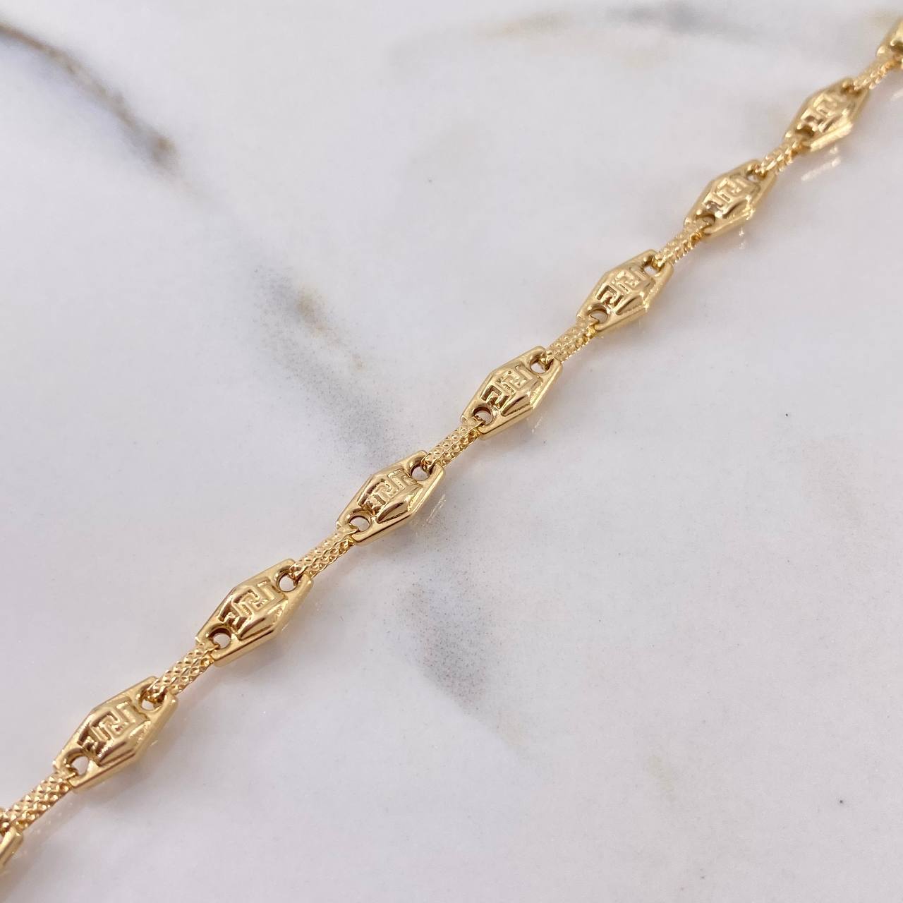 Pulso Rustico Tribal 4.7gr / 20.8cm / 4.7mm Punteado Oro Amarillo 18K $