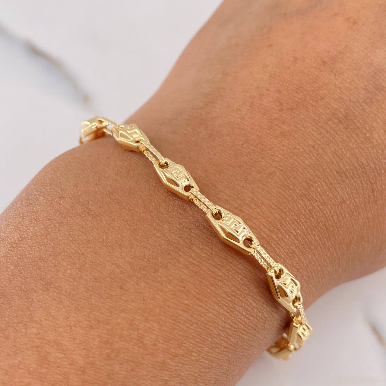 Pulso Rustico Tribal 4.7gr / 20.8cm / 4.7mm Punteado Oro Amarillo 18K $