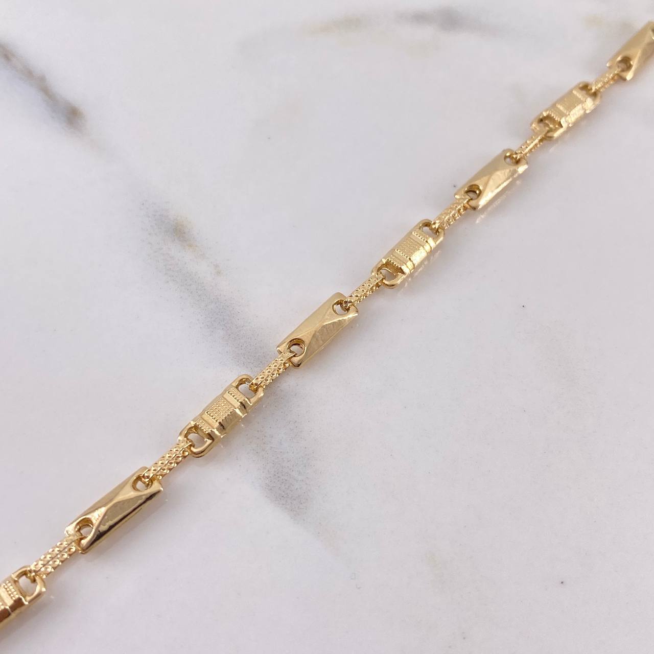 Pulso Rustico Rombos 3.9gr / 21cm / 3.4mm Barril Punteado Oro Amarillo 18K $