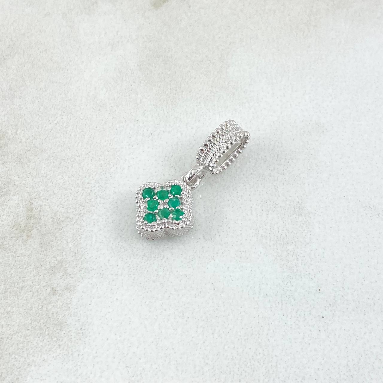 Dije Sello Trébol 1.35gr / 1.8cm / Esmeraldas 12pts Oro Blanco 18K (Joya) ©