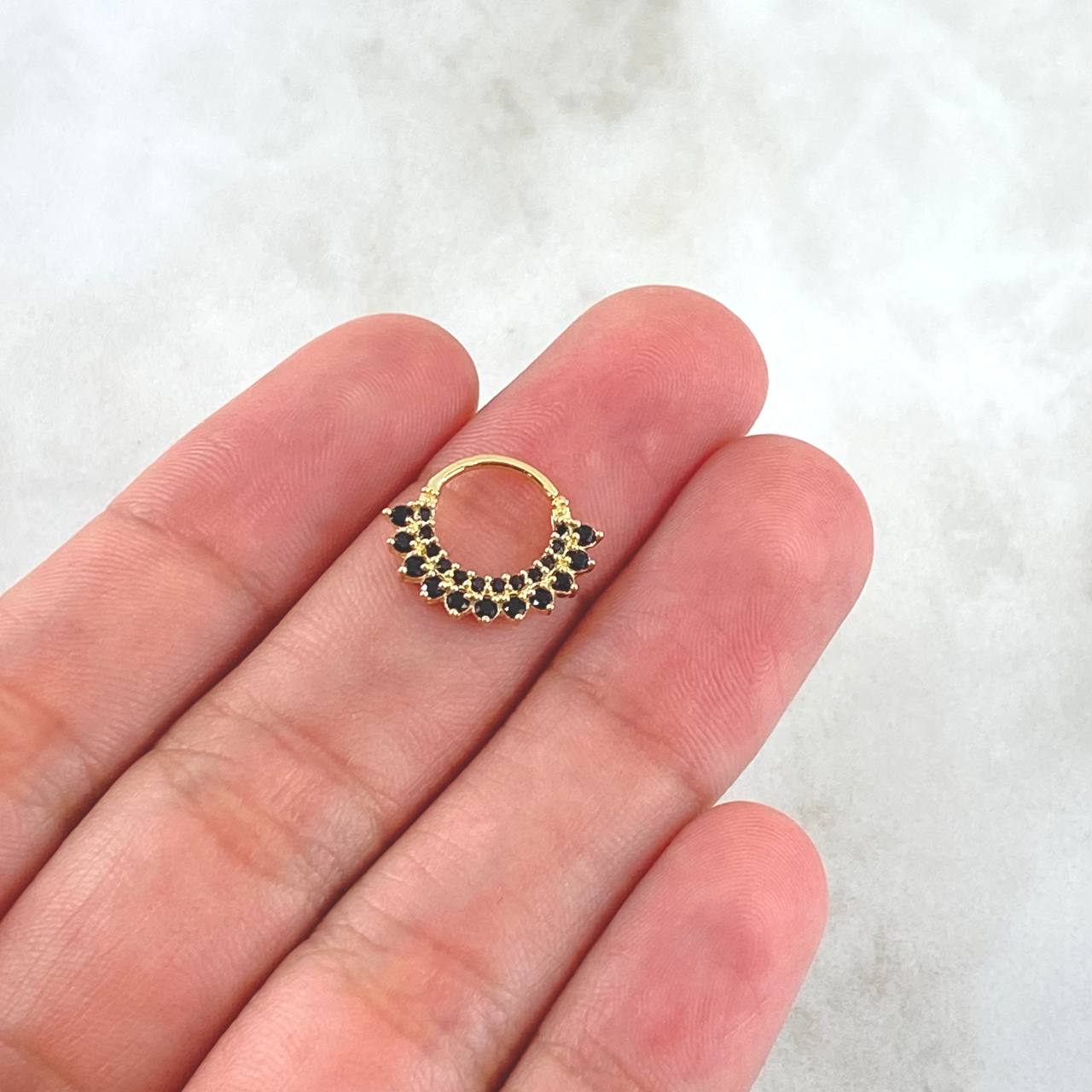 Piercing Earcuff Tiara Maya 0.95gr / 1.3cm / Circones Negros Oro Amarillo 18K (Joya) ©
