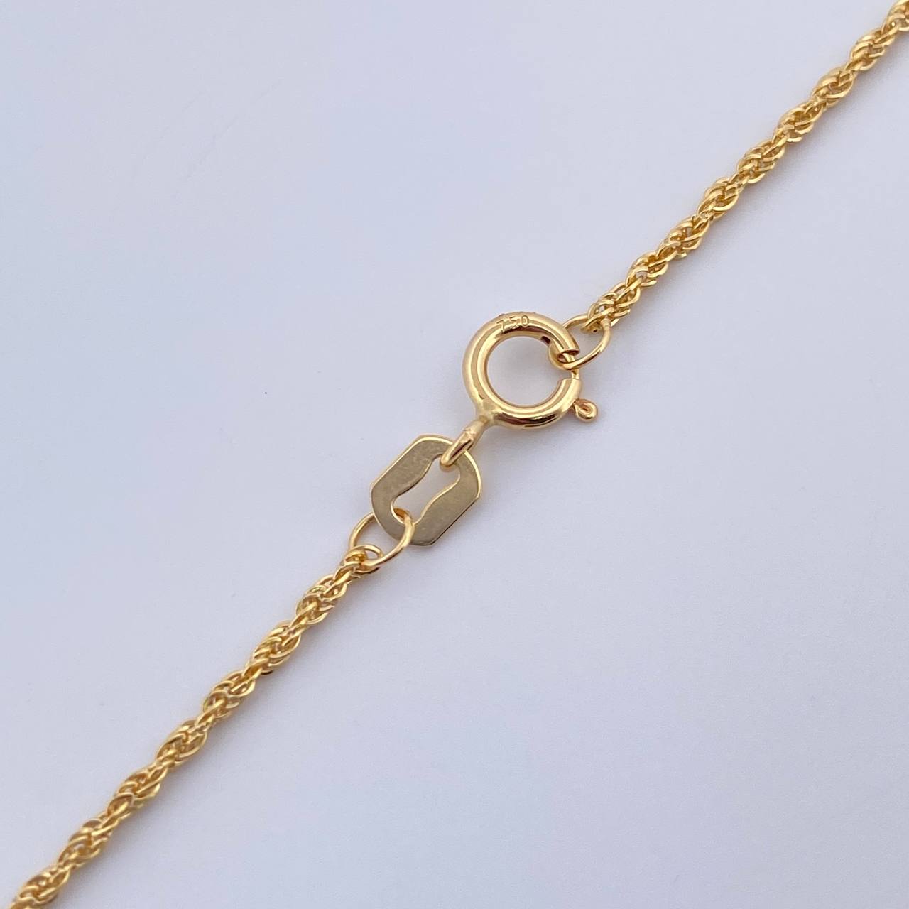 Set Cadena Lazo /0.85gr/45cm/0.7mm + Dije Virgen Milagrosa/0.30gr/1.5cm Troquelado Oro 18K (Oferta) $