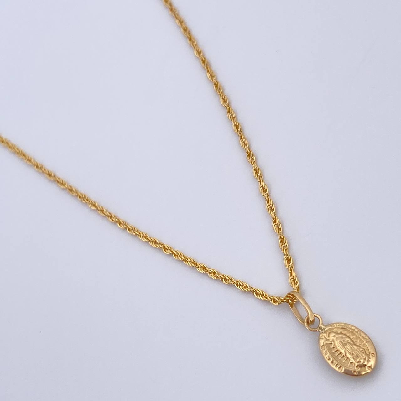 Set Cadena Lazo/ 0.95gr/45cm/0.7mm + Dije Virgen Guadalupe/0.3gr/1.5cm Troquelado Oro 18K (Oferta) $