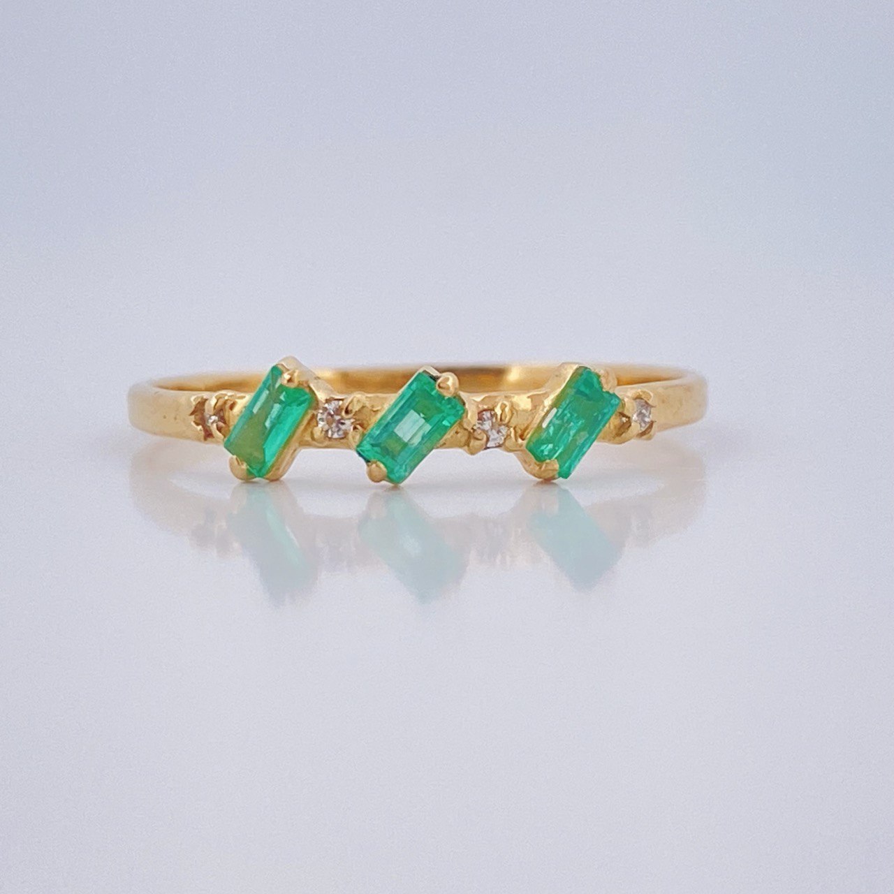 Anillo Tres Piedras Esmeraldas 1gr / T6 1/4 / Oro Amarillo 18K $