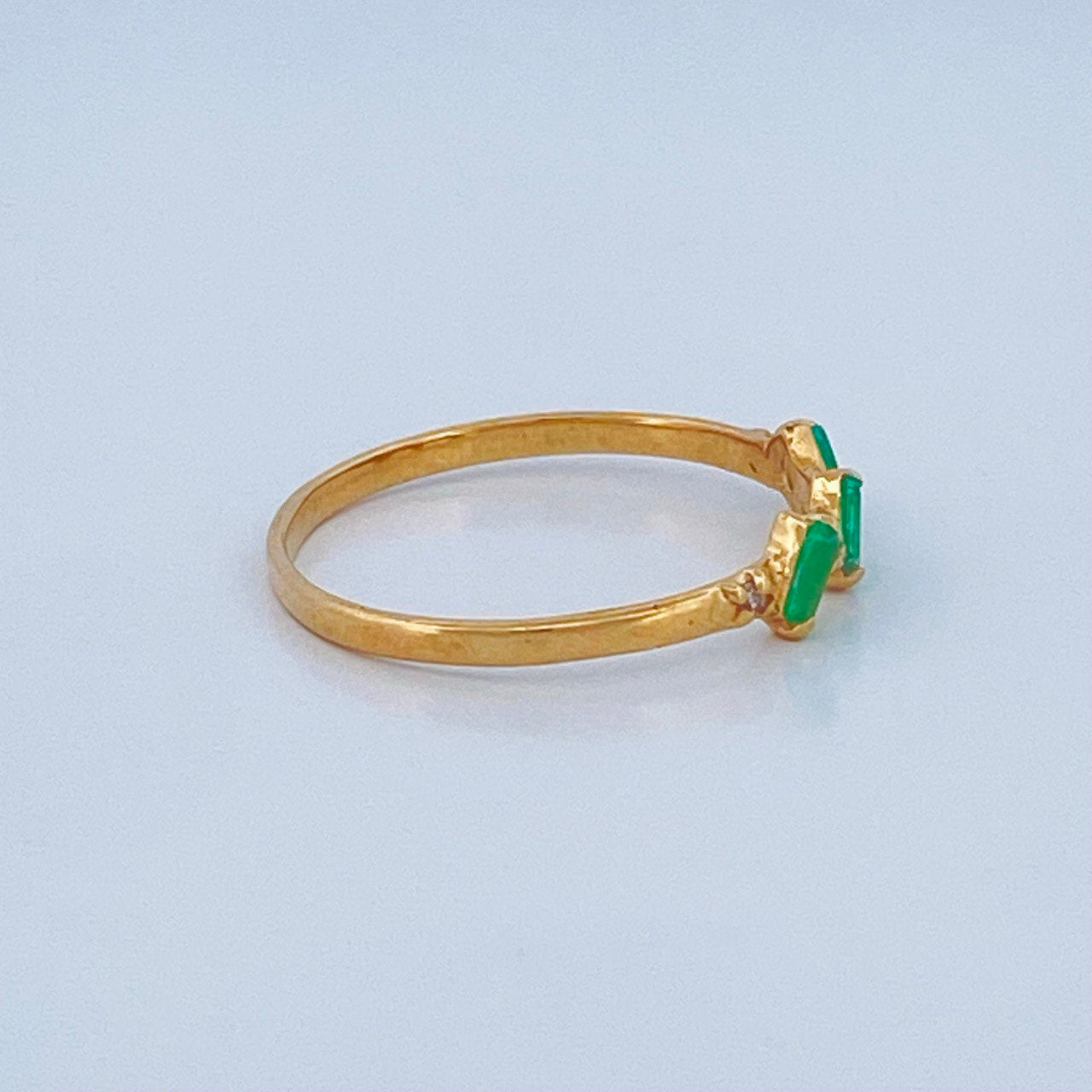 Anillo Tres Piedras Esmeraldas 1gr / T6 1/4 / Oro Amarillo 18K $