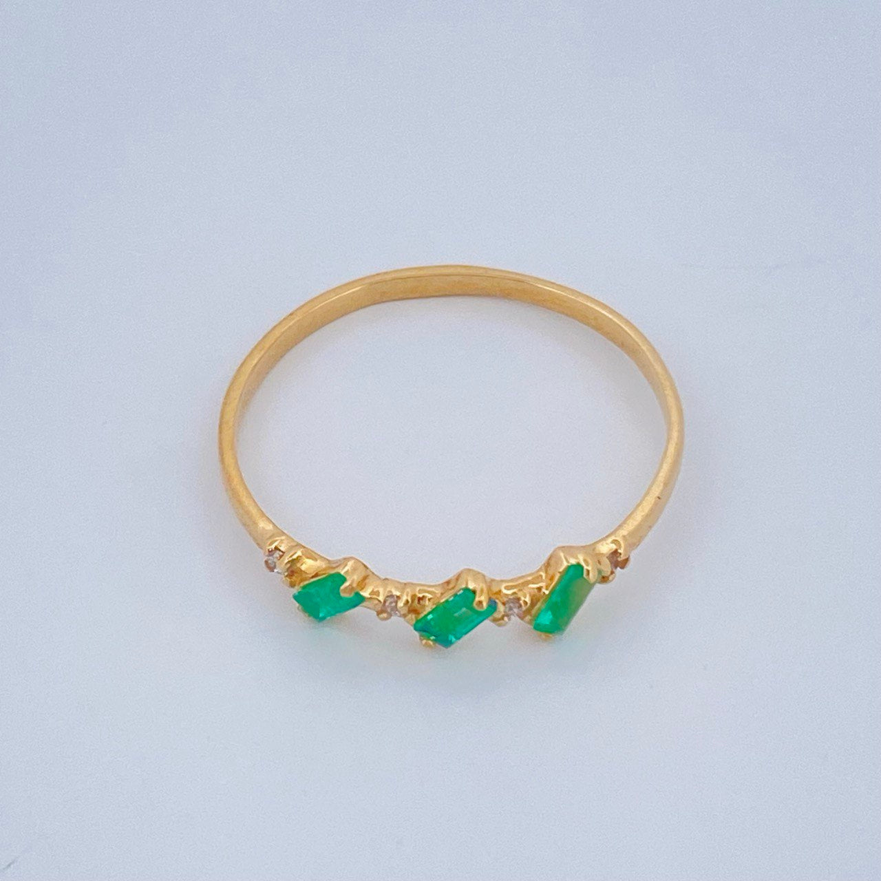 Anillo Tres Piedras Esmeraldas 1gr / T6 1/4 / Oro Amarillo 18K $