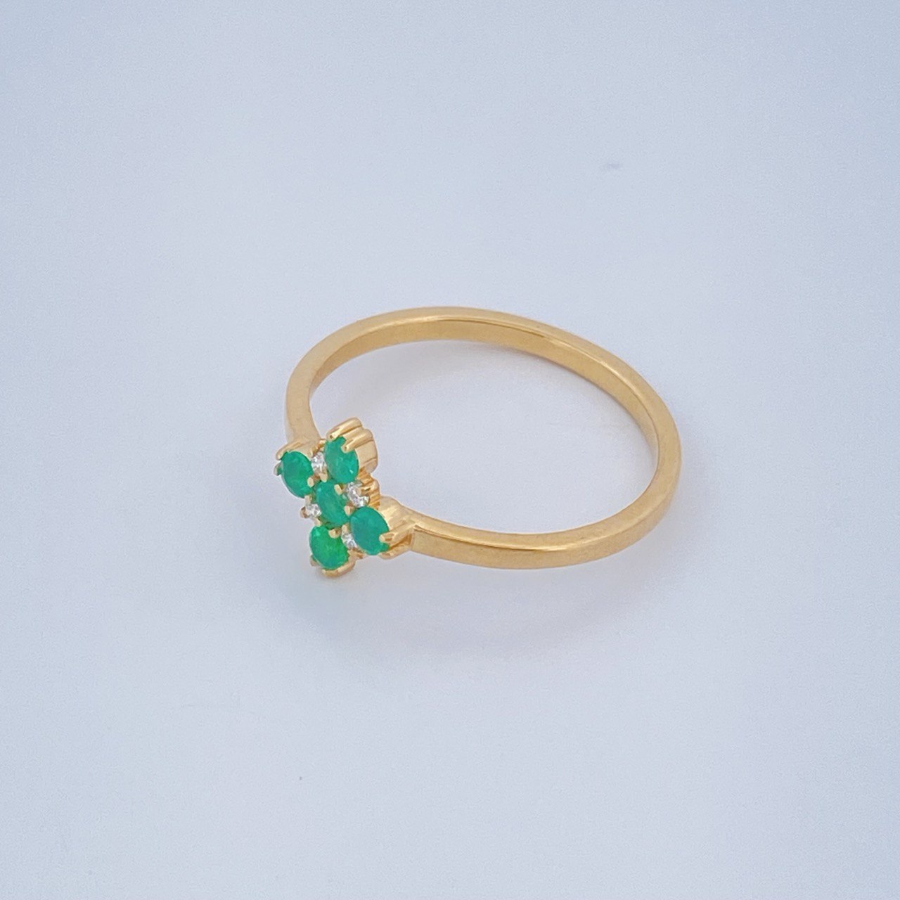 Anillo Flor  Esmeraldas 1.8gr / T6 1/4 / Oro Amarillo 18K $