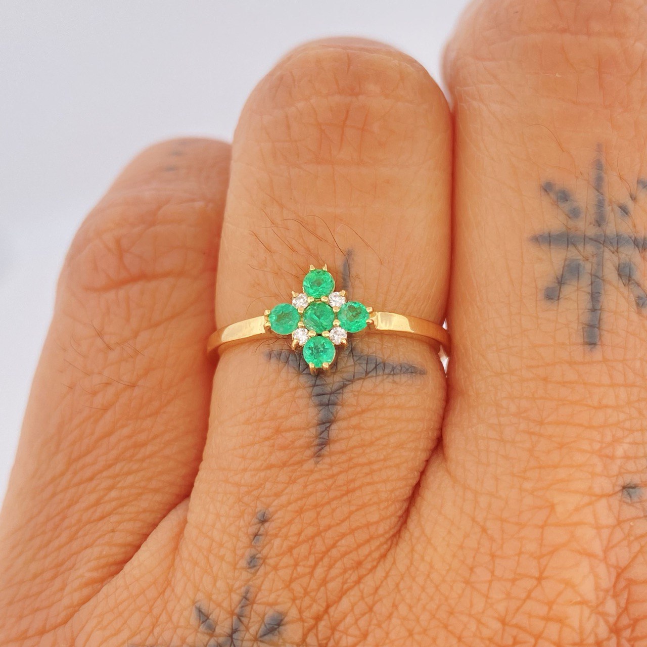 Anillo Flor  Esmeraldas 1.8gr / T6 1/4 / Oro Amarillo 18K $