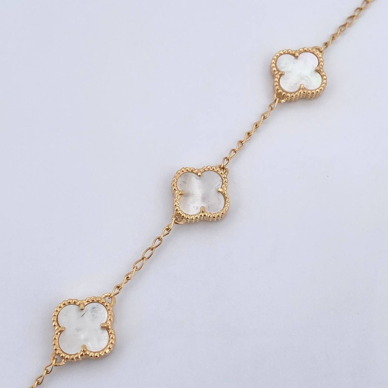 Pulso Espiga Trebol Gradual 5.65gr / 17cm-19cm / 1.4mm Nacar Blanca Oro Amarillo Nac.Esp. 18K $