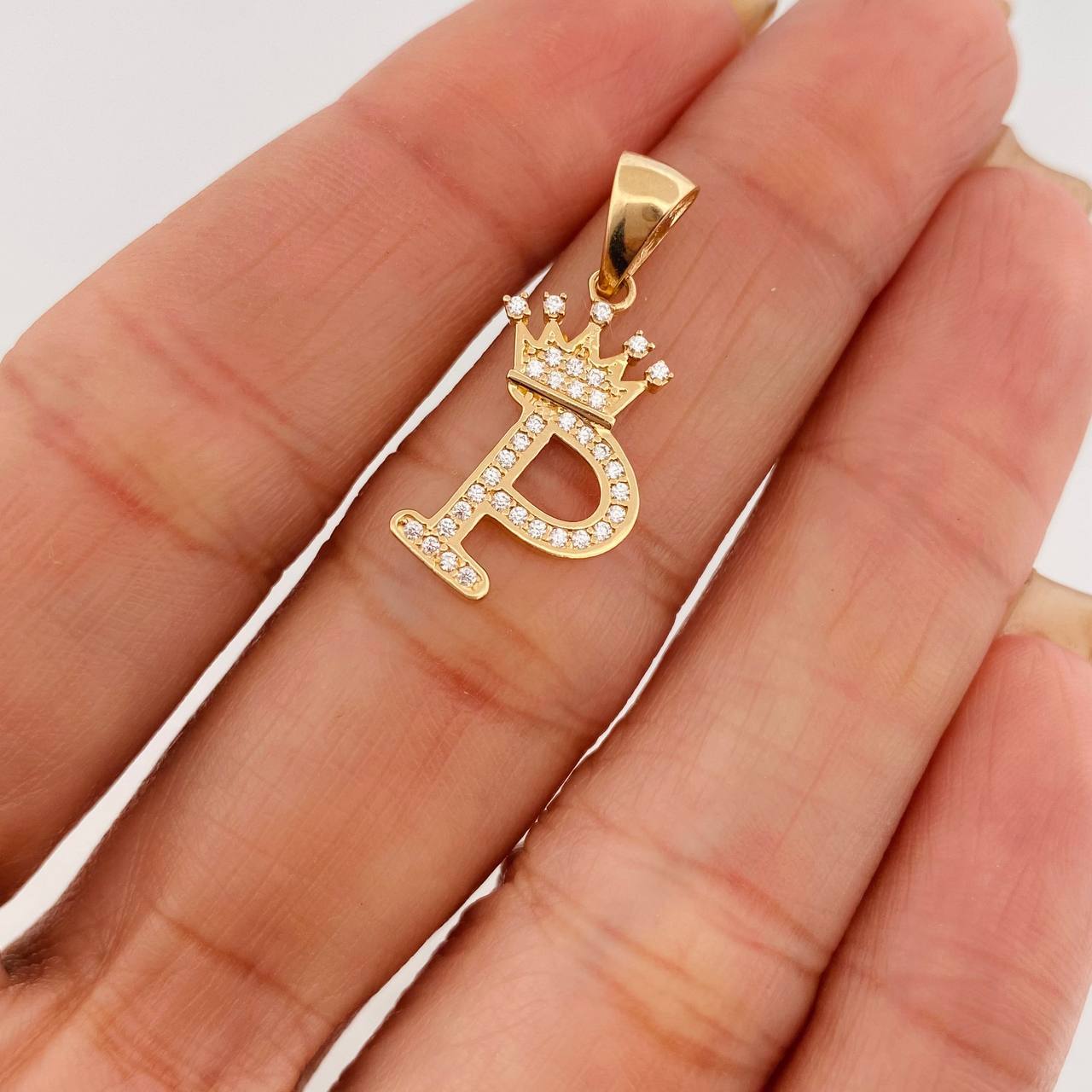 Dije Corona Letra P 1.6 g / 2.6 cm Oro Amarillo 18K