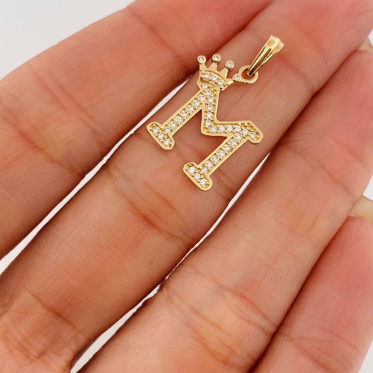 Dije Corona Letra M 2 g / 2.7 cm Oro Amarillo 18K