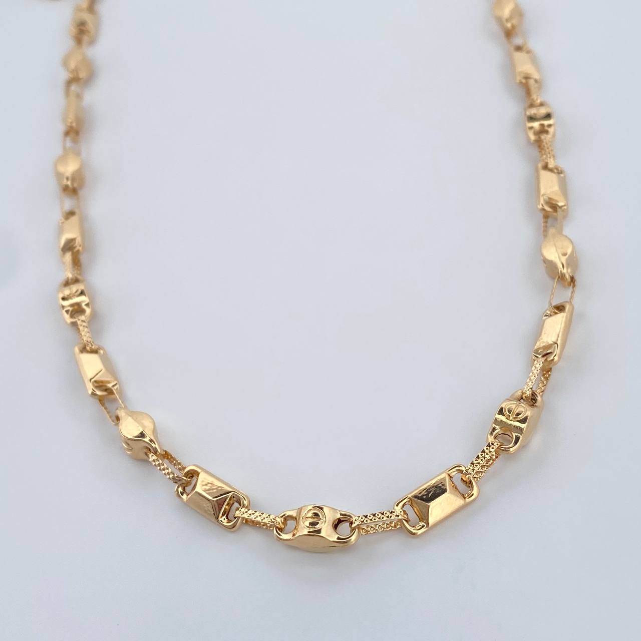 Cadena Rustica Tornillo 13.8gr / 61.5cm / 4.4mm Sobre Oro Amarillo 18K &