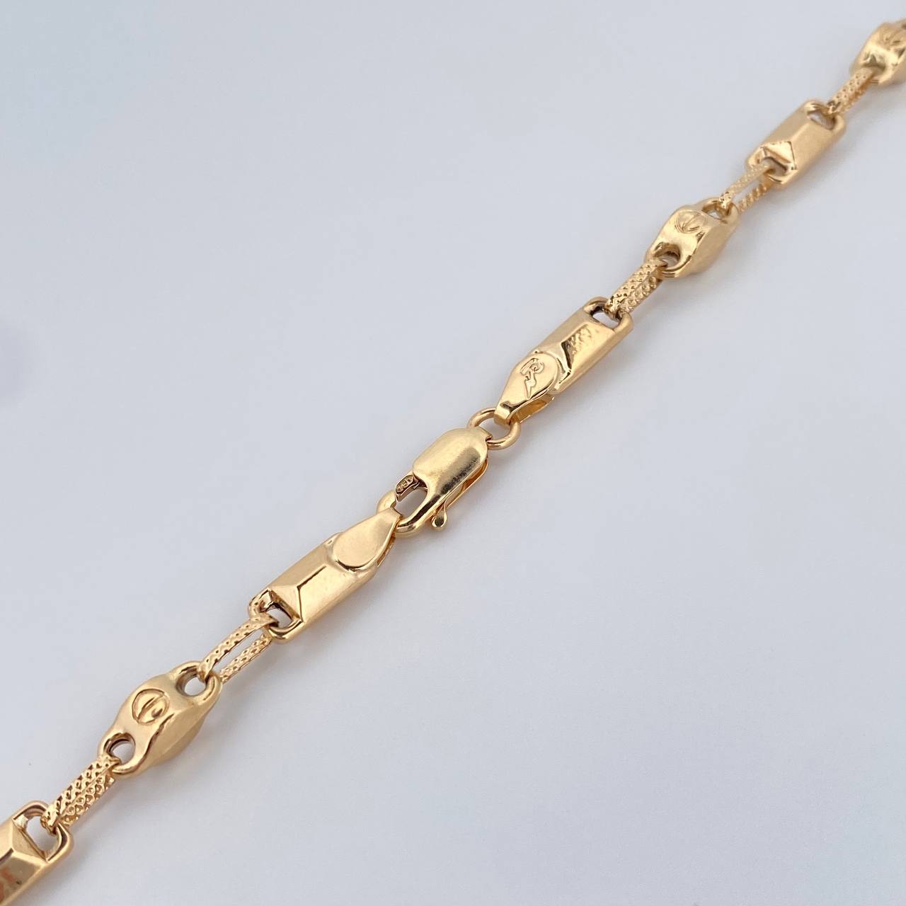 Cadena Rustica Tornillo 13.8gr / 61.5cm / 4.4mm Sobre Oro Amarillo 18K &
