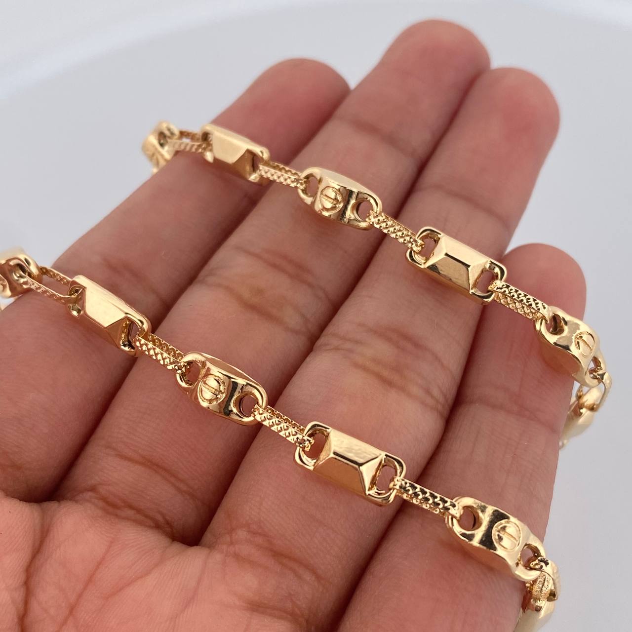 Cadena Rustica Tornillo 13.8gr / 61.5cm / 4.4mm Sobre Oro Amarillo 18K &