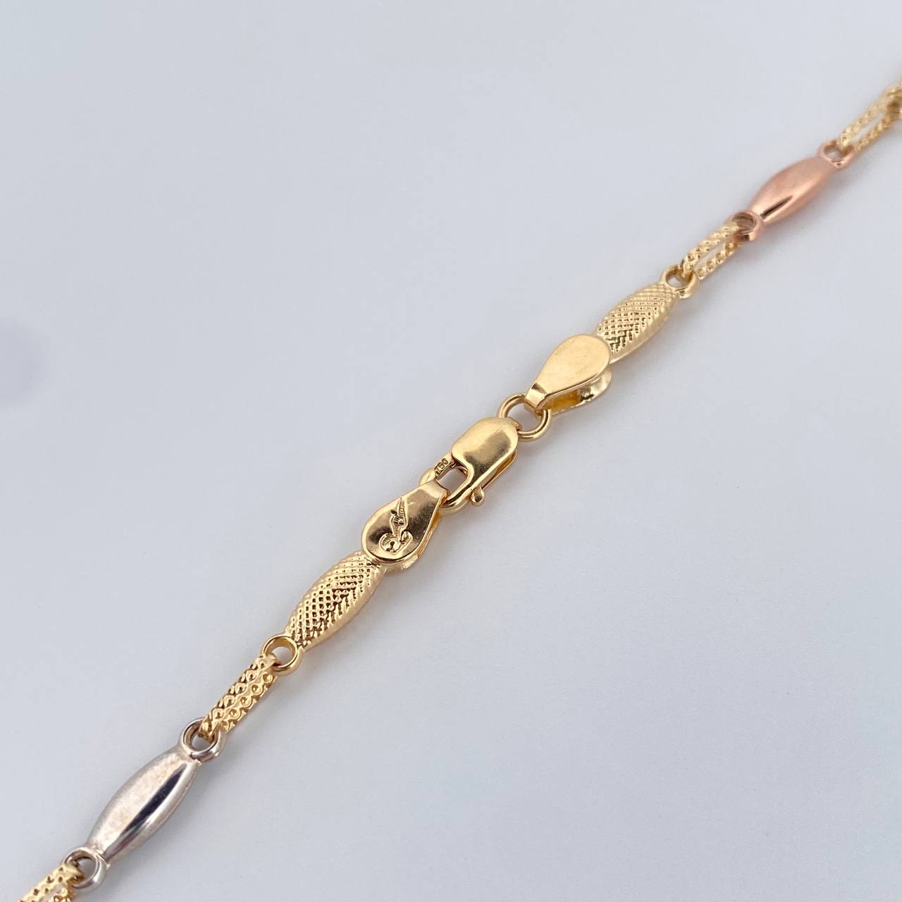 Cadena Capullo 8.45gr / 61.5cm / 2.8mm Punteada Tres Oros 18K &
