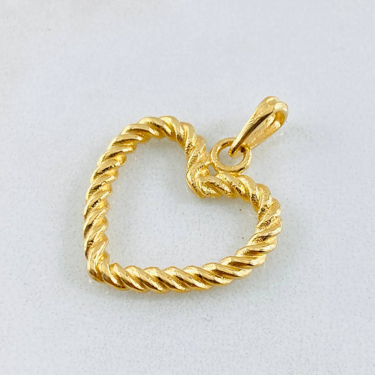 Dije Corazon Entorchado 3.85gr / 2.7cm / Oro Amarillo 18K ©