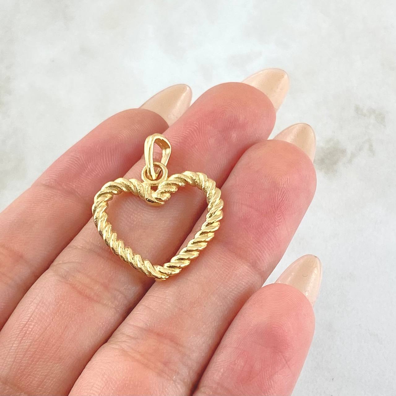 Dije Corazon Entorchado 3.85gr / 2.7cm / Oro Amarillo 18K ©