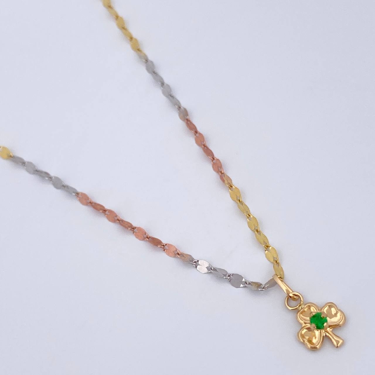Set Cadena Flor Espejo /1.1gr/45cm/2.0mm + Dije Trebol/0.35gr/1.5cm Circon Verde Oro 18K (Oferta) $