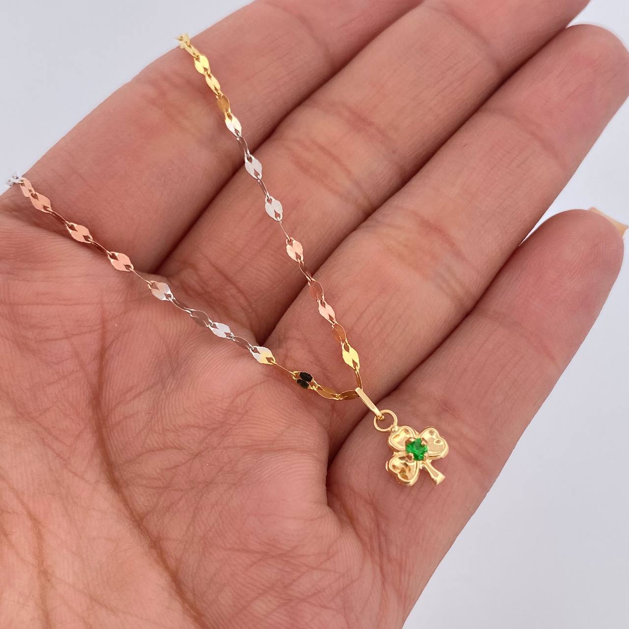 Set Cadena Flor Espejo /1.1gr/45cm/2.0mm + Dije Trebol/0.35gr/1.5cm Circon Verde Oro 18K (Oferta) $
