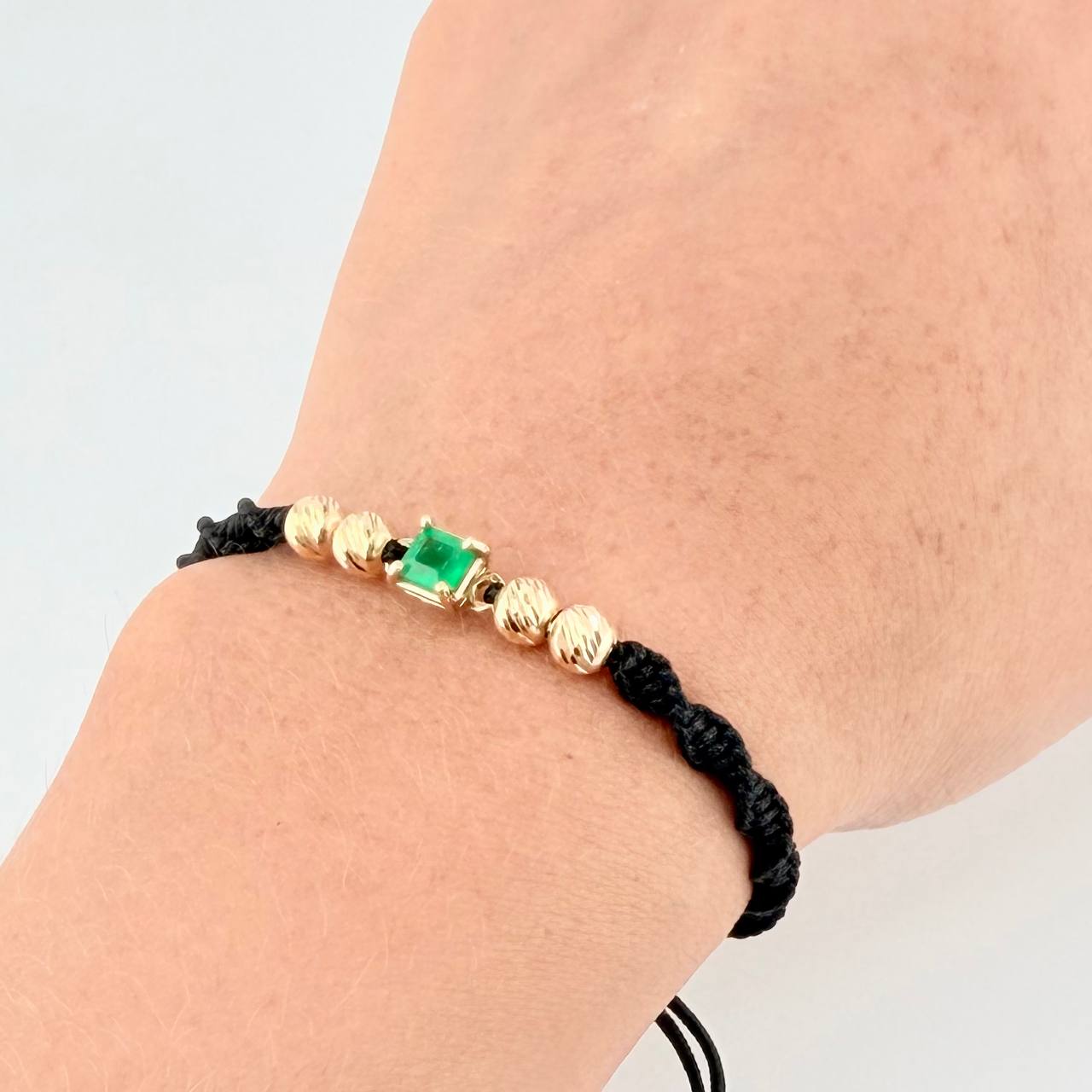 Pulsera Tejida Negra 4 Balines 5mm Cubo Esmeralda 60pts Oro Amarillo 18K