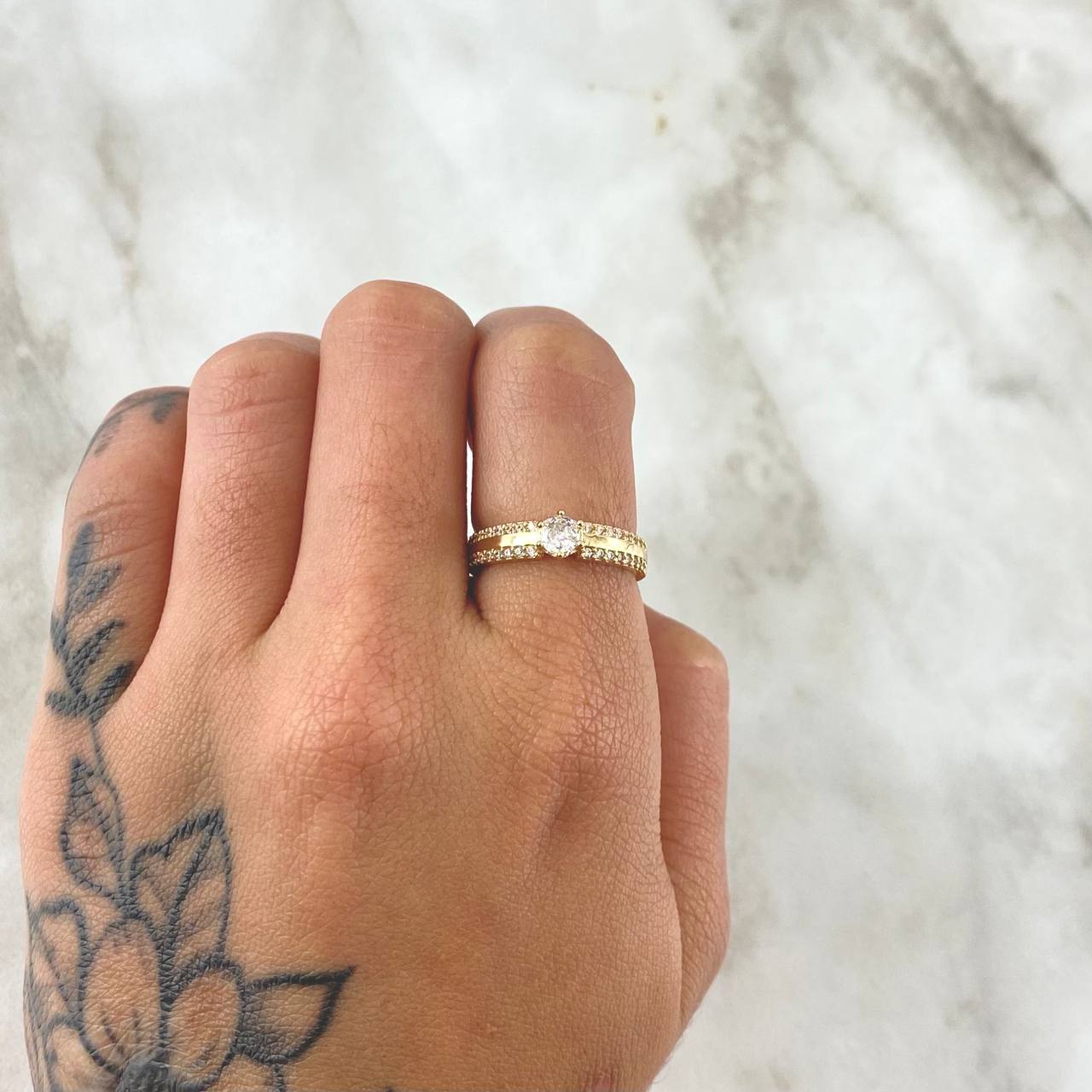 Anillo Solitario Doble Carril 2.5gr / T7 1/4 / Circones Blancos Oro Amarillo 18K ©