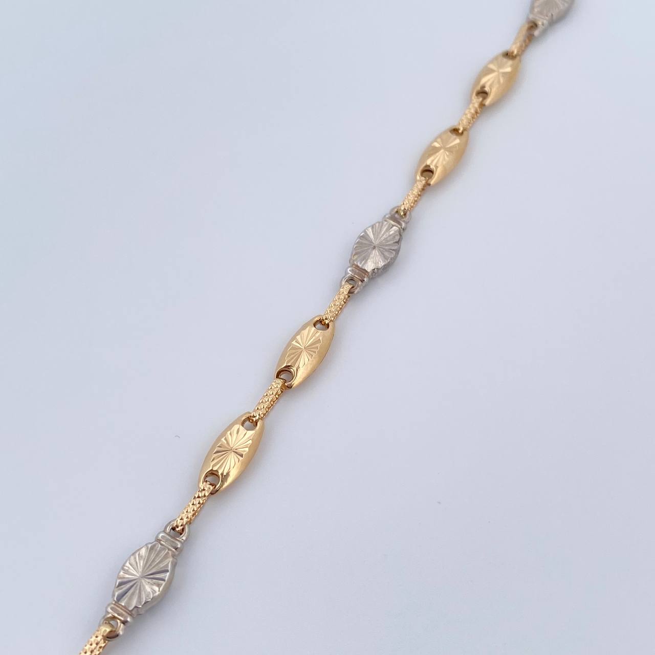 Pulso Rustico Eslabon 4.9gr / 21.4cm / 5.2mm Diamantado Dos Oros Amarillo Blanco 18K &