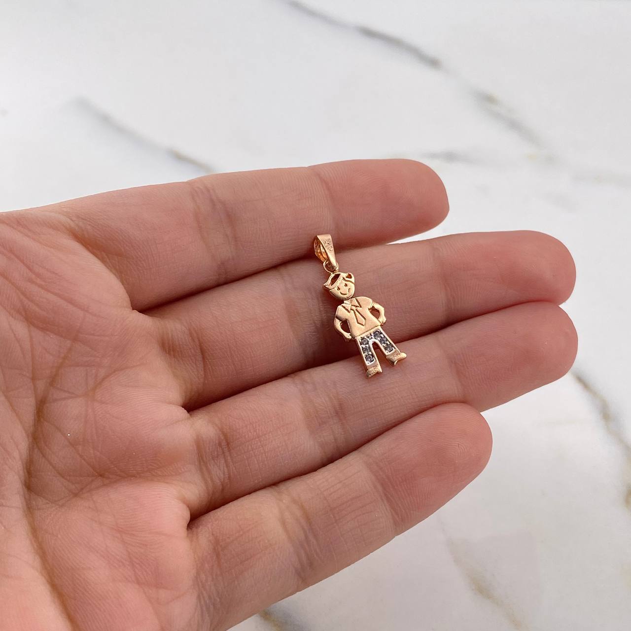 Dije Figura Hombre 1.15gr / 2.4cm / Circones Blancos Oro Rosa 18K $