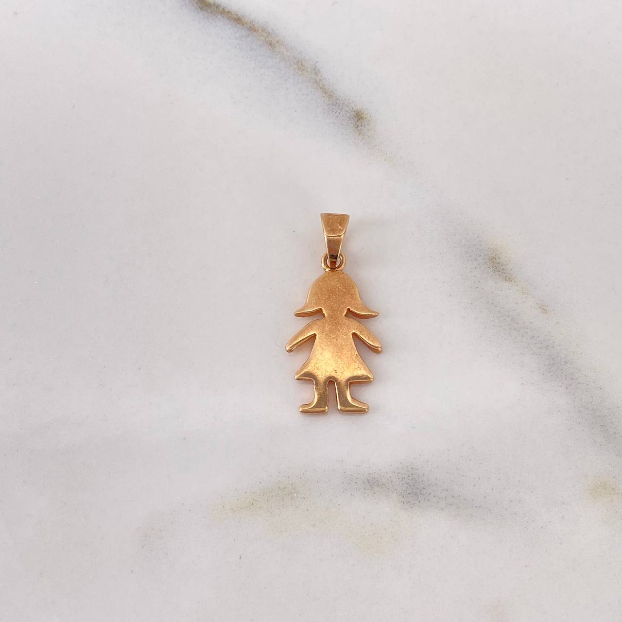 Dije Figura Mujer 1.8gr / 2.1cm / Liso Oro Rosa 18K $