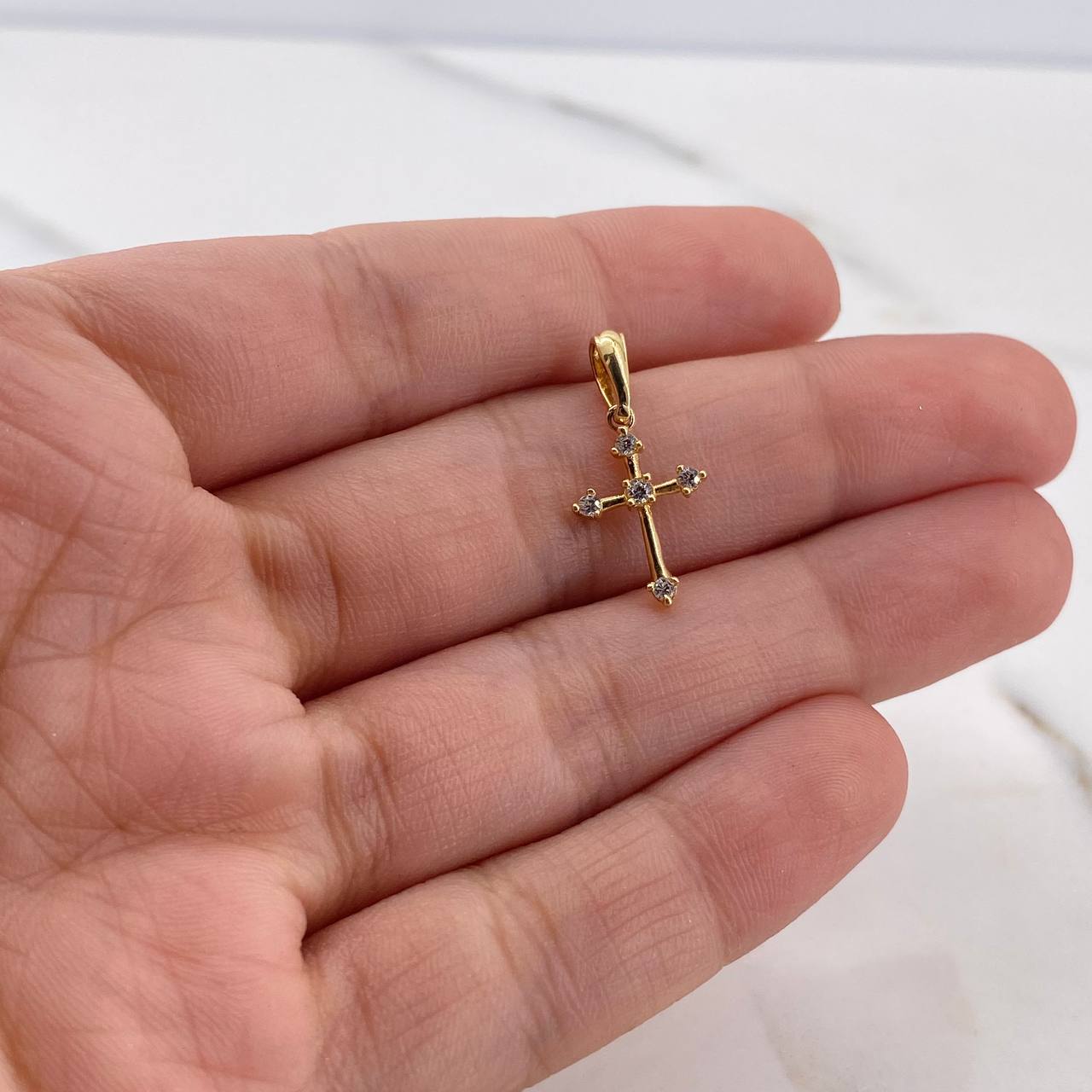 Dije Cruz 0.45gr / 2.1cm / Circones Blancos Oro Amarillo 18K #