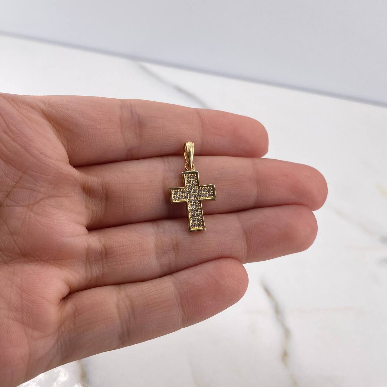Dije Cruz 1.35gr / 2.3cm / Circones Blancos Oro Amarillo 18K $