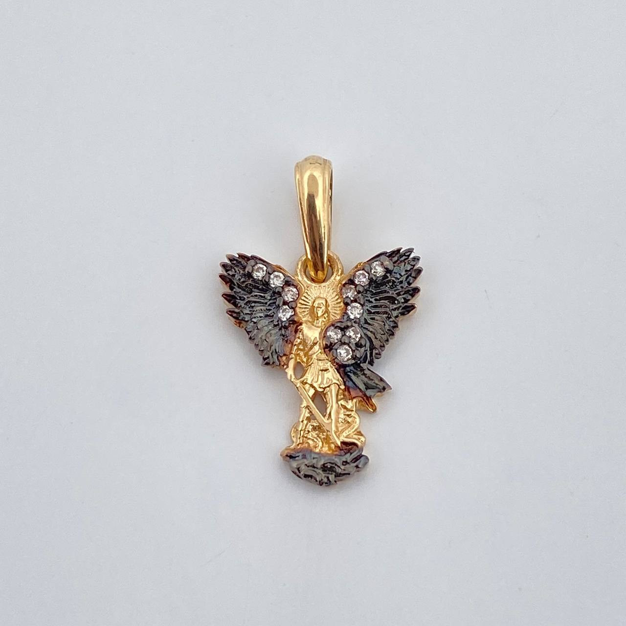 Dije San Miguel Arcangel 1.55gr / 2.1cm Circones Blancos Dos Oros Negro Amarillo 18K &