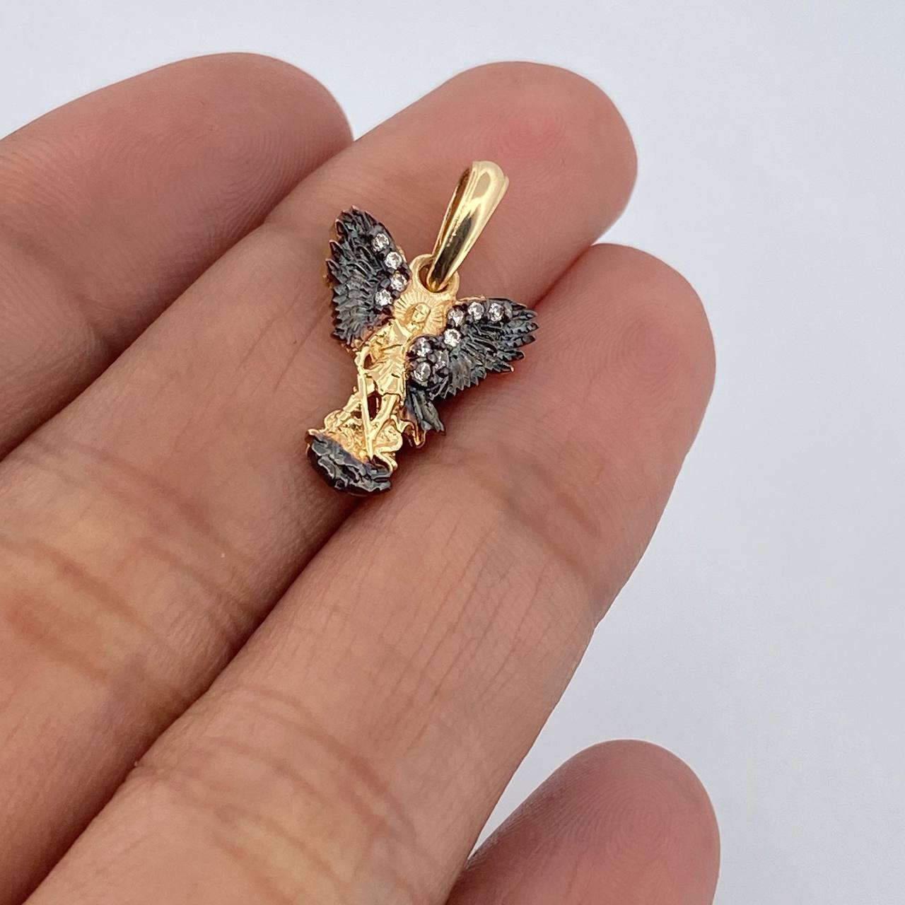 Dije San Miguel Arcangel 1.55gr / 2.1cm Circones Blancos Dos Oros Negro Amarillo 18K &