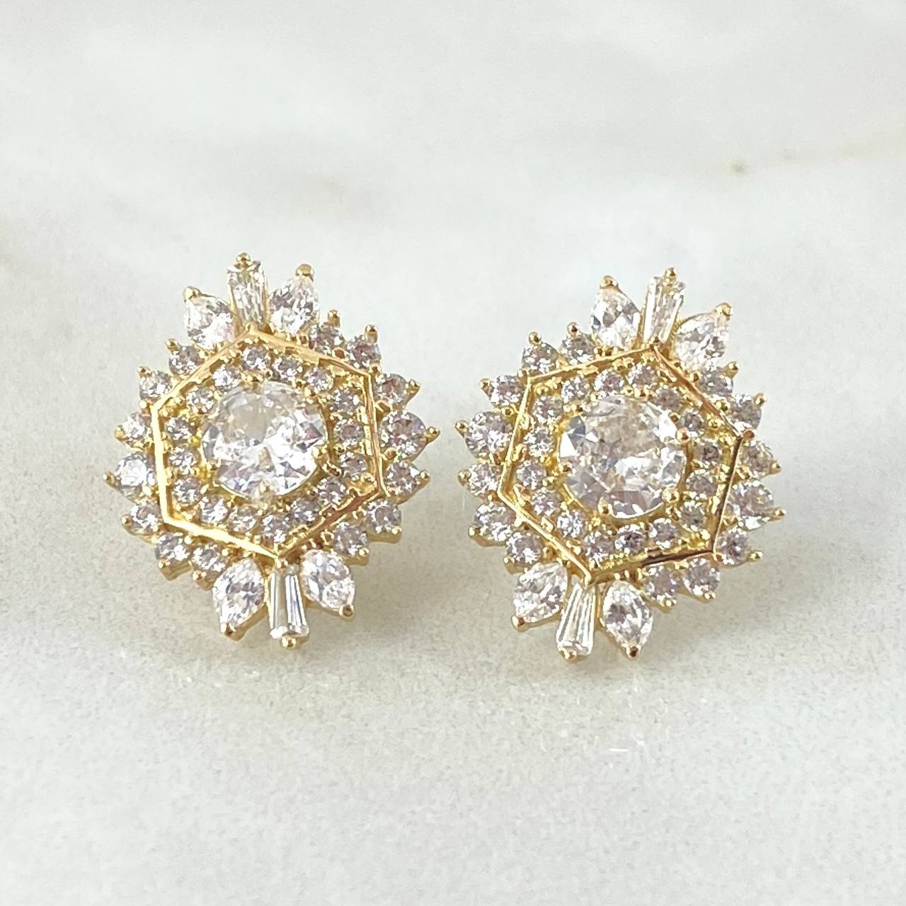 Set Neavada Hexagonal - Topos 1.7cm - Dije 2.5cm - Anillo T6 1/4 8.25gr - Circones Blancos  Nac.Esp. Oro 18K *