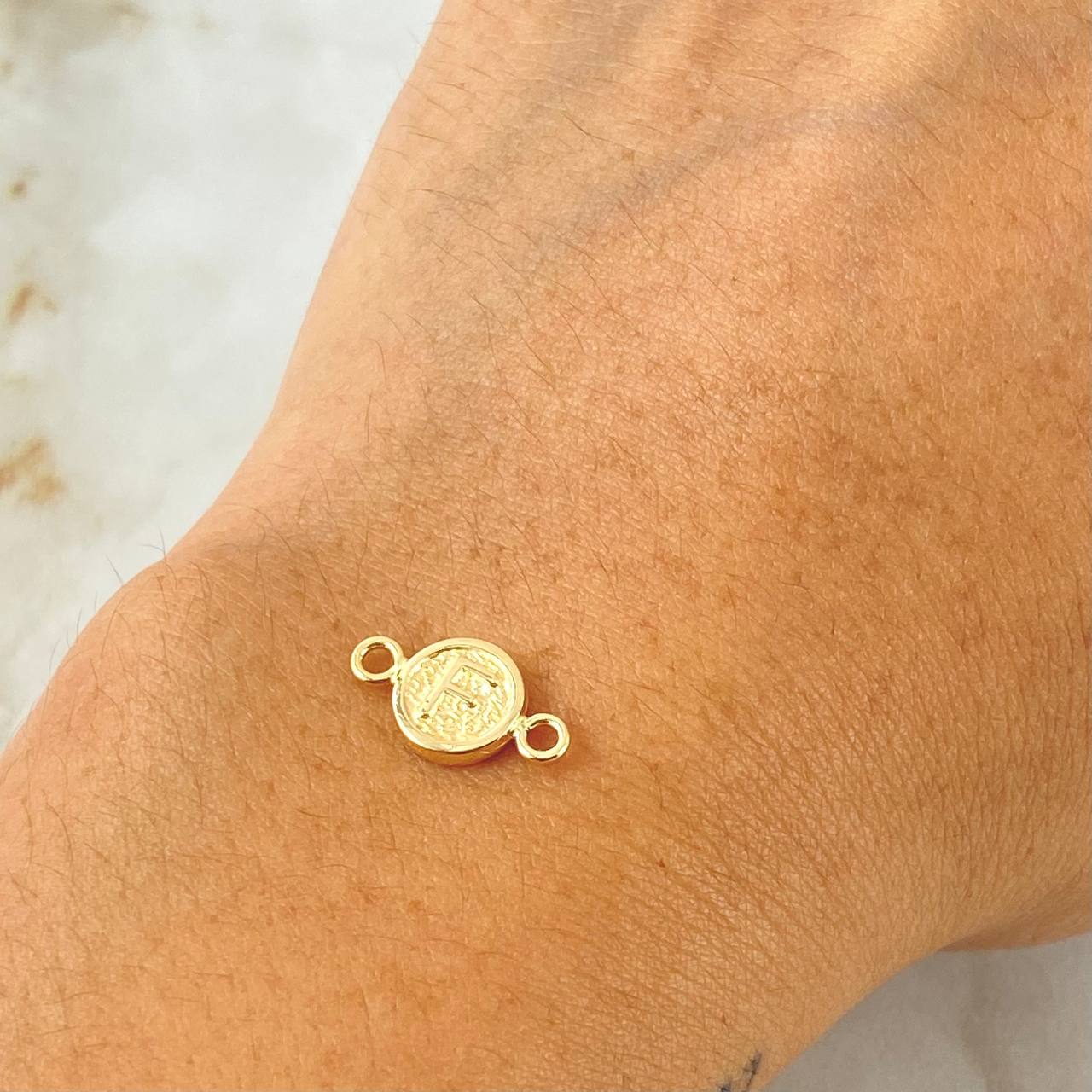 Herraje Letra F 0.35gr / 1.4cm / Oro Amarillo 18K