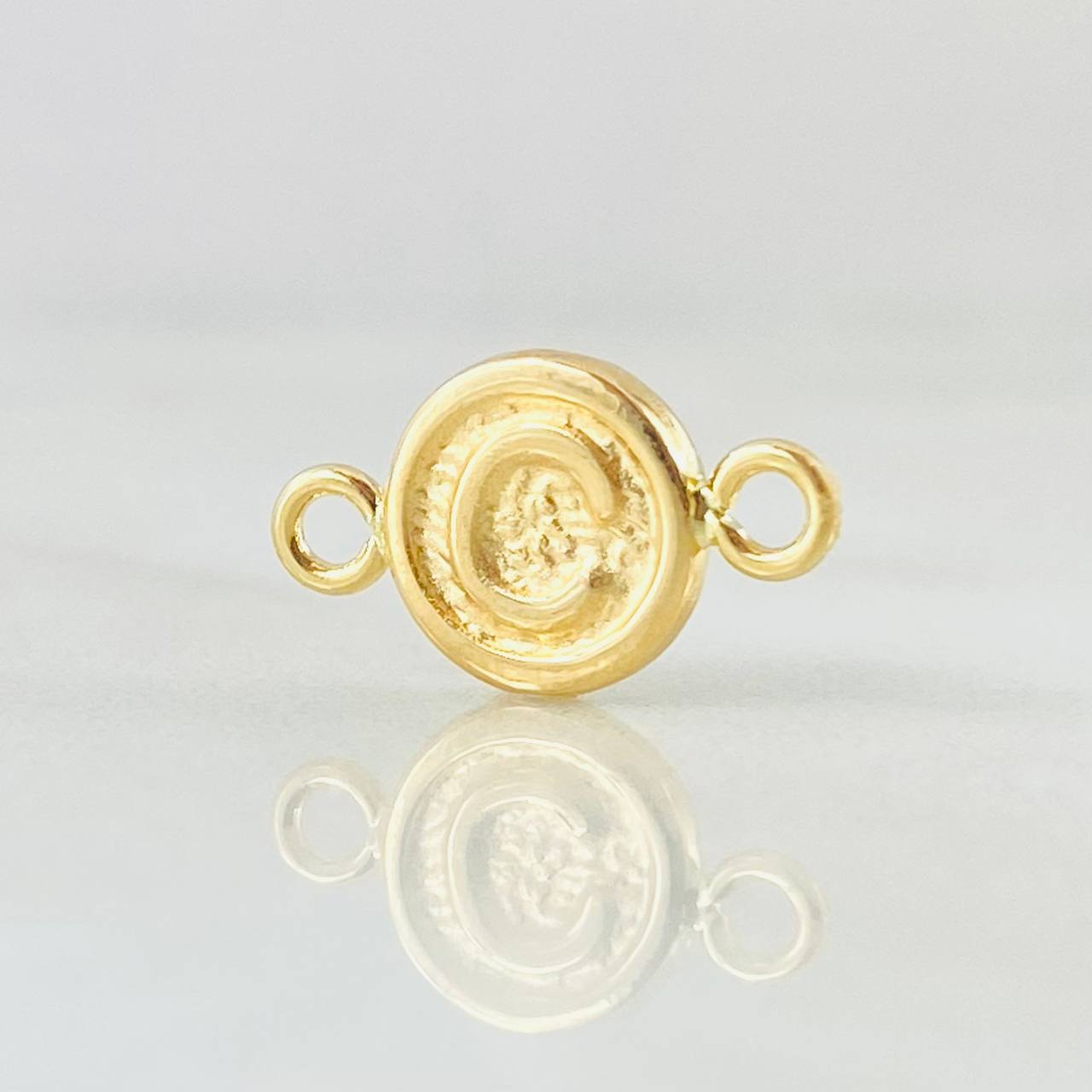 Herraje Letra C 0.35gr / 1.4cm / Oro Amarillo 18K