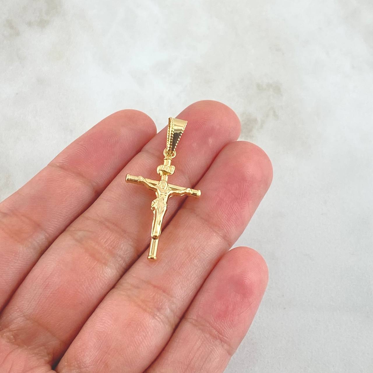 Dije Cristo Cruz Bastón 1.6gr / 3.9cm / Lisa Cargador Bordeado Oro Amarillo 18K