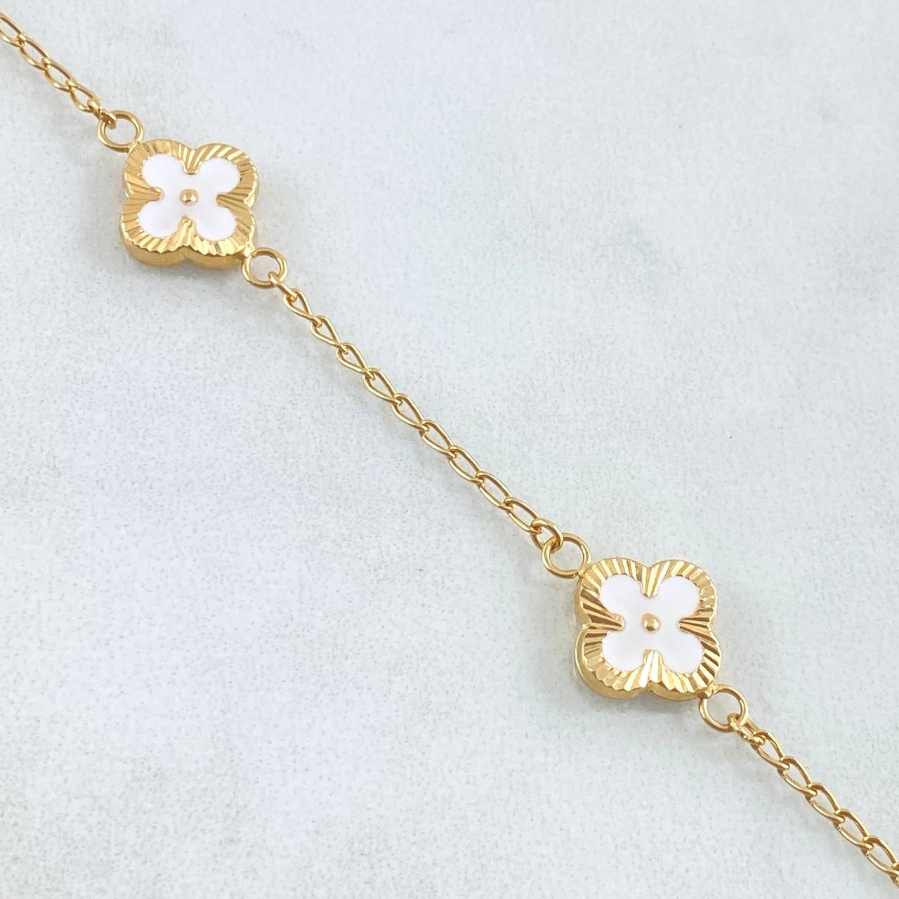 Pulso Espiga Flor Trébol Diamantado 3.25gr / 19.5cm / 1.4mm Resina Blanca 4und Oro Amarillo 18K ©