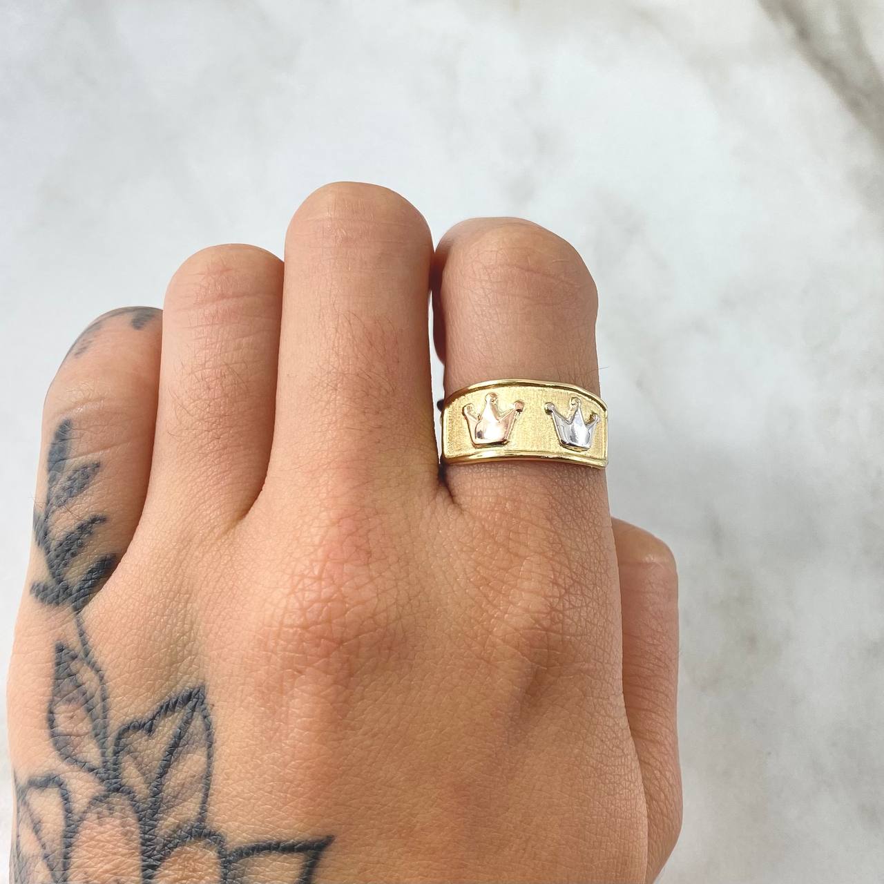Anillo Coronas 1.65gr / T6 1/4 / Oro 18K -