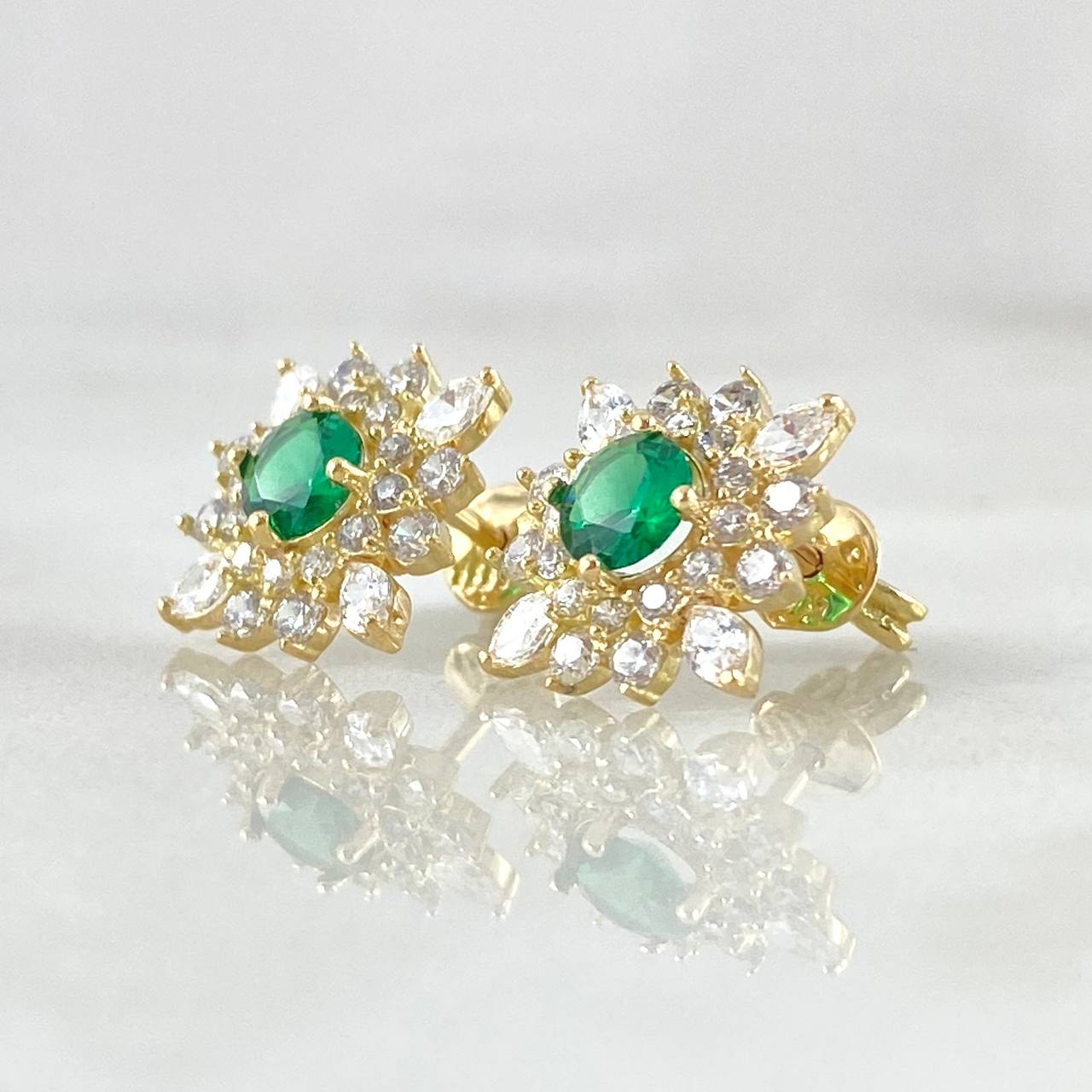 Set Flor Estrellada - Topos 1.2cm - Dije 2.1cm - Anillo T7 6.15 - Circones Blancos Verde Nac.Esp. Oro 18K ©