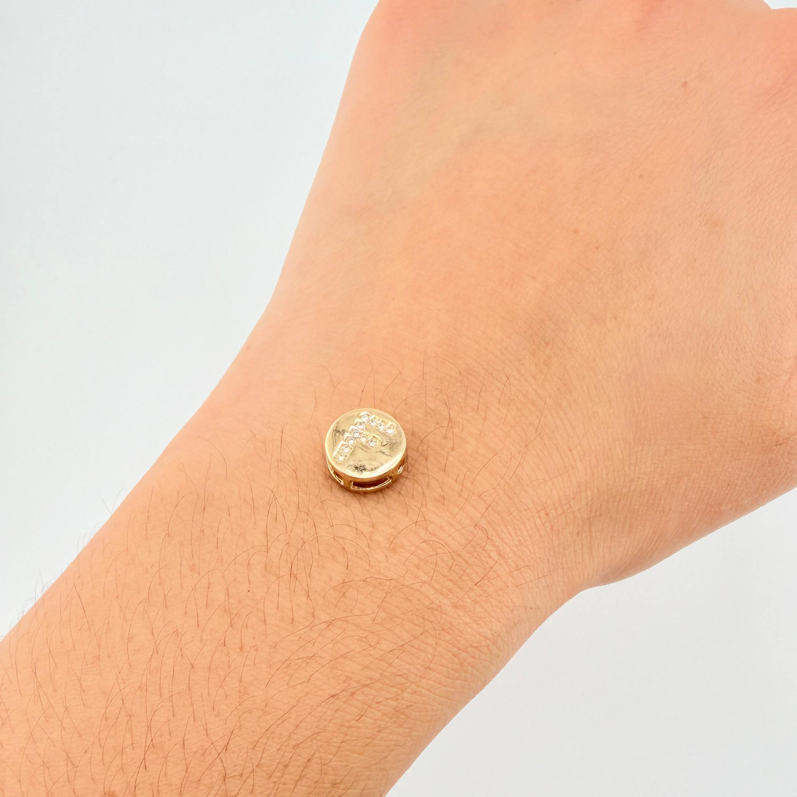 Dije Herraje Letra F 1.35gr / 1cm / Oro Amarillo 18K