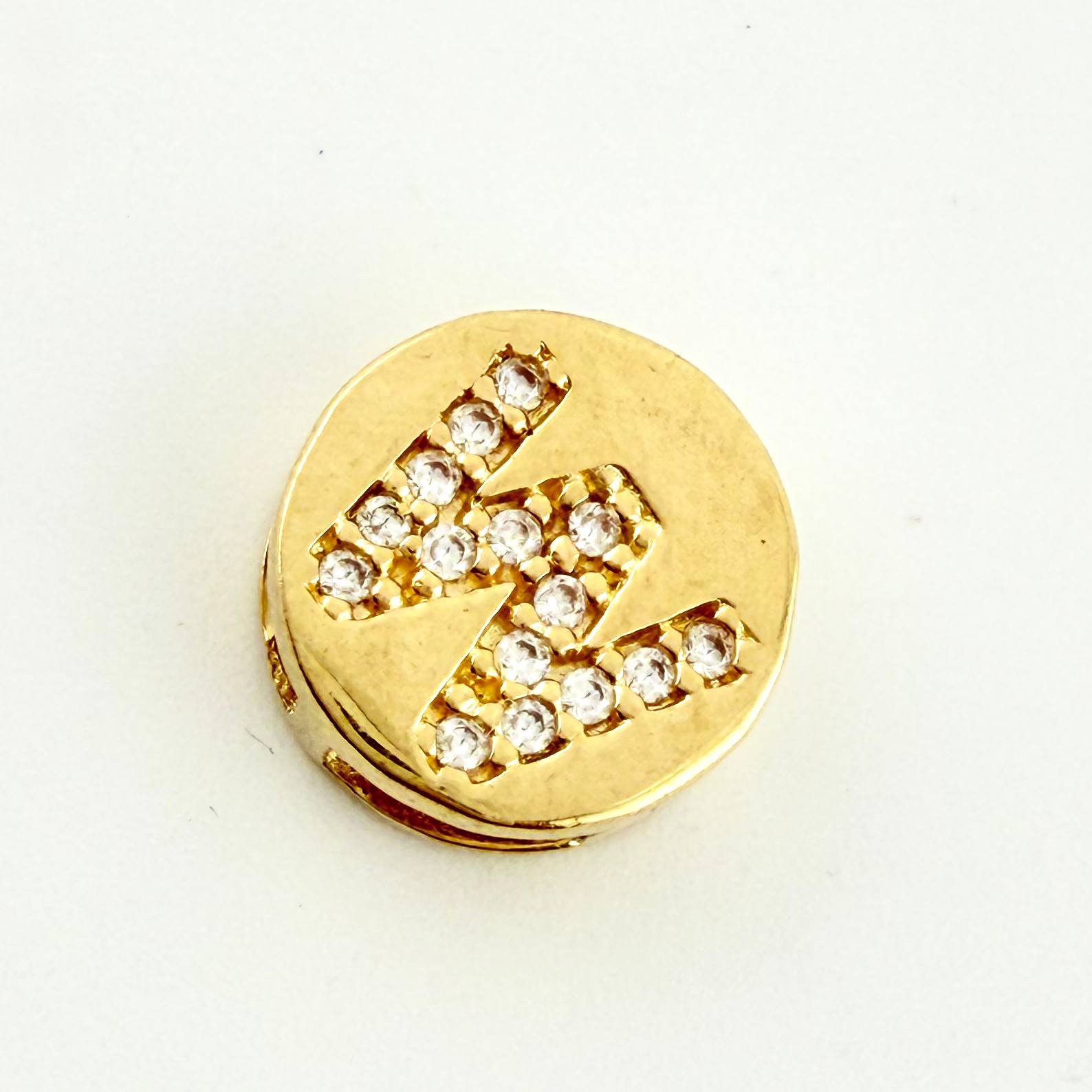Dije Herraje Letra W 1.4gr / 1cm / Oro Amarillo 18K ©