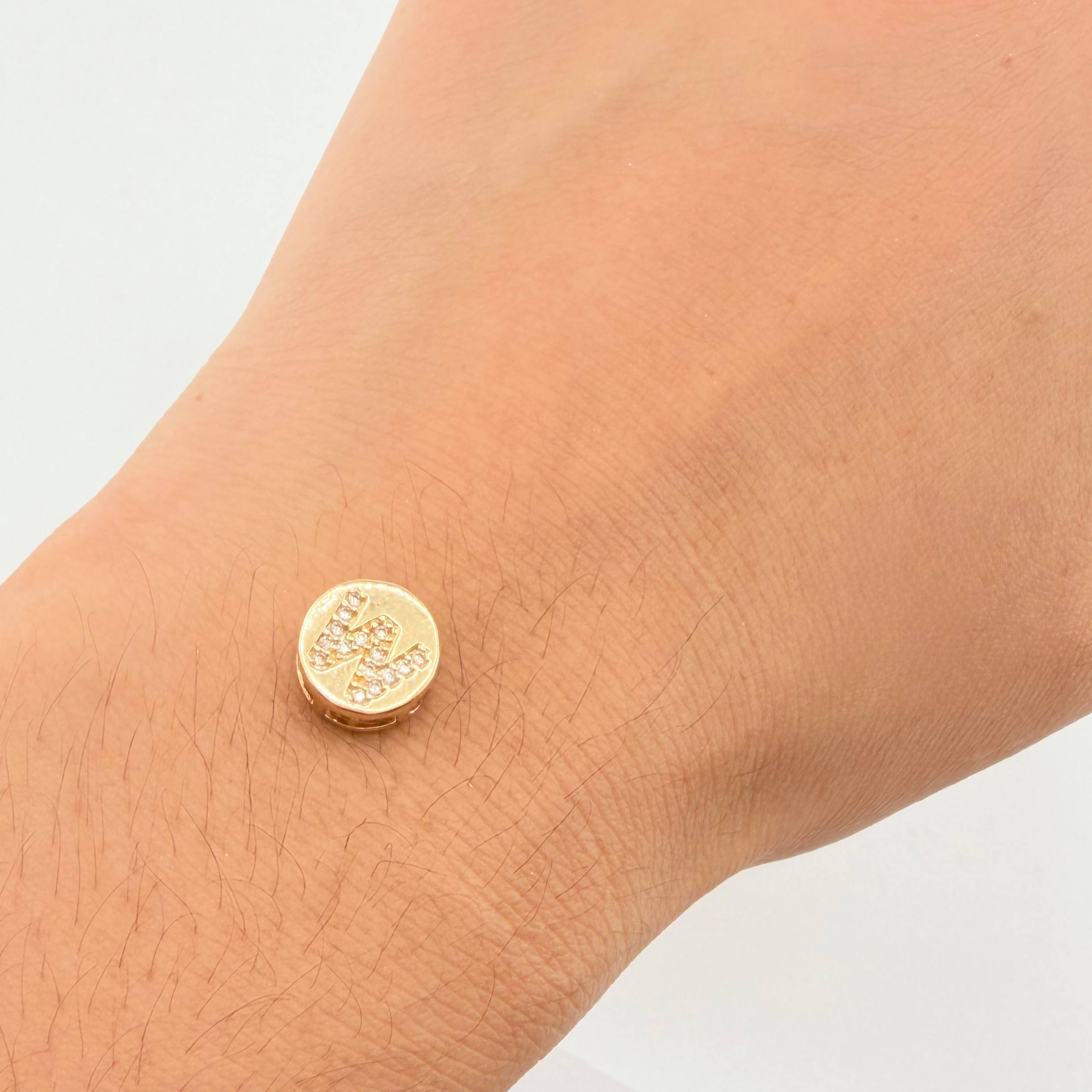 Dije Herraje Letra W 1.4gr / 1cm / Oro Amarillo 18K