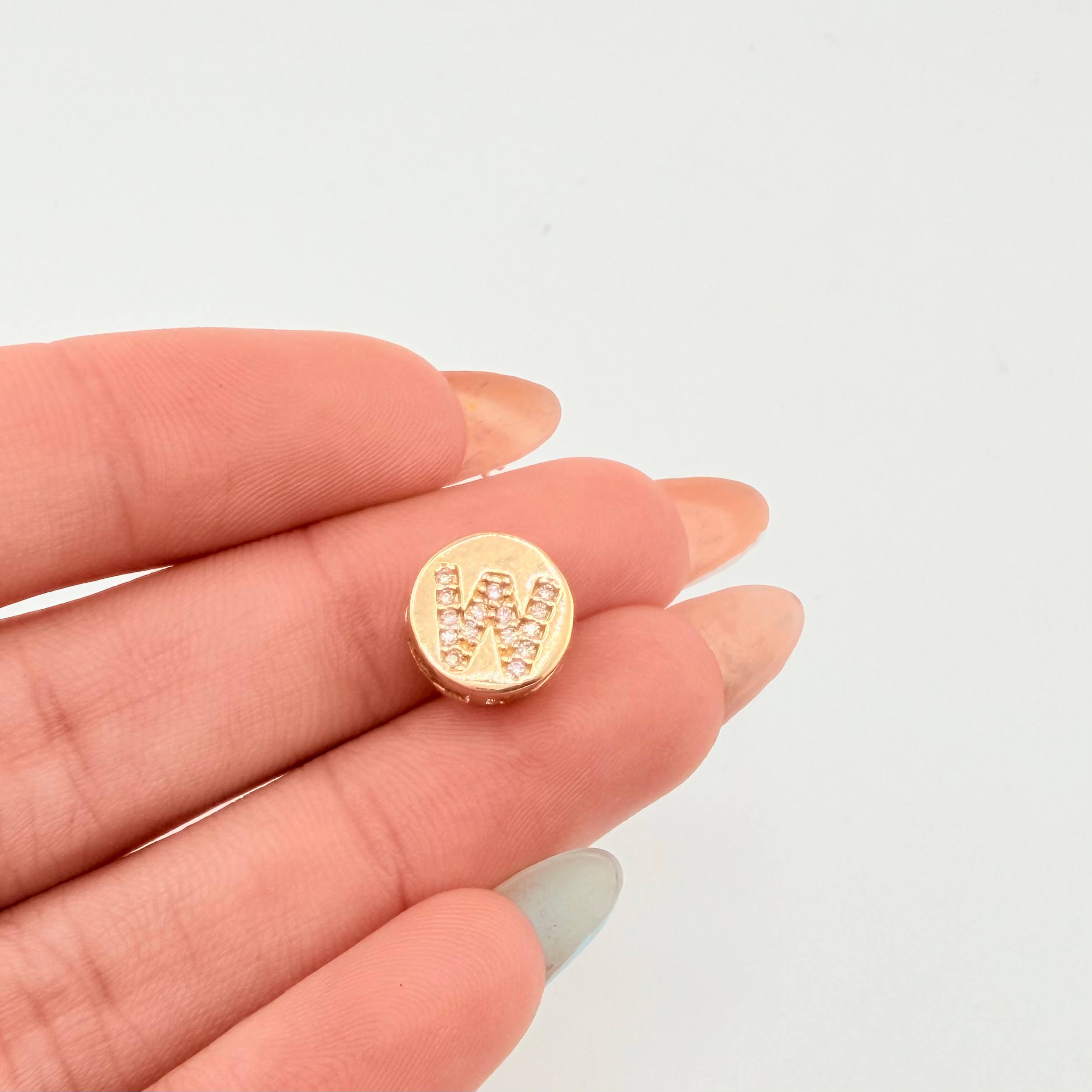 Dije Herraje Letra W 1.4gr / 1cm / Oro Amarillo 18K ©